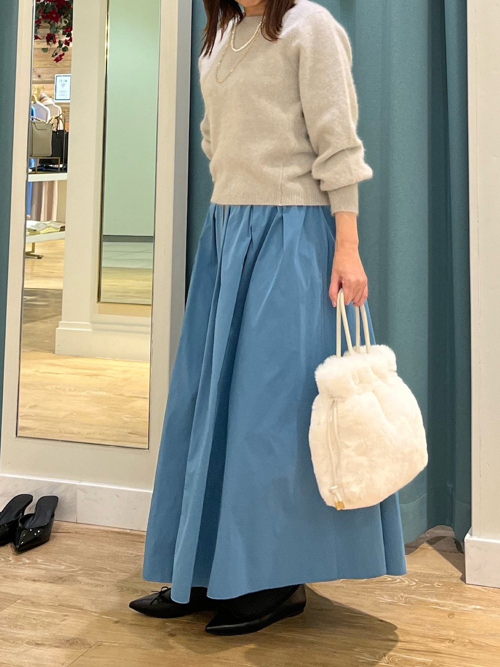 「ふわふわニット、冬ファッション、クリスマスに着たい服、お出かけコーデ、オトナ女子、キレイめ、おでかけコーデ、スカート、スカートスタイル、スカートコーデ、ニット、クリスマス、ふんわりスカート、リバーシブルスカート」｜「NOLLEY’Sのへアリークルーネックプルオーバーニット（ニット/セーター、ベージュ系）」を使った、ITOさん（レディース・156cm）の冬コーディネートの5枚目の写真