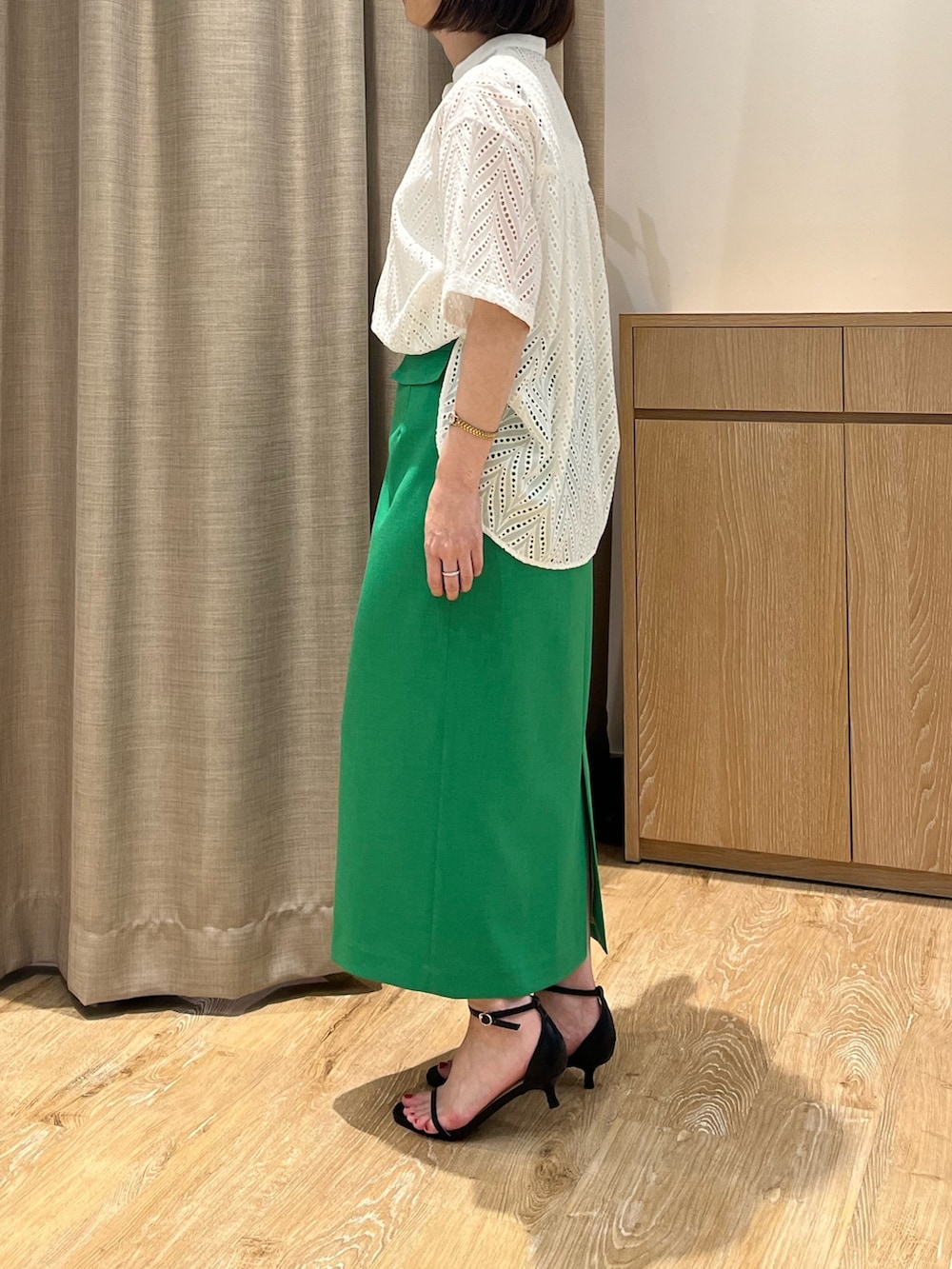 「レーストップス、レースブラウス、グリーンスカート、スカート、スカートスタイル、スカートコーデ、サンダル、ストラップサンダル、おでかけコーデ、大人カジュアル、オトナカワイイ、春夏コーデ、初夏コーデ、シンプルコーデ、大人女子」｜「NOLLEY’Sのサテン×ベア天2WAYタンクトップ（タンクトップ、ホワイト系）」を使った、ITOさん（レディース・156cm）の春コーディネートの5枚目の写真
