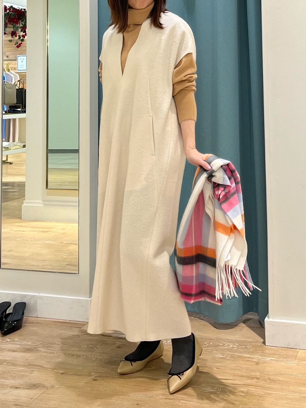「ワンピース、ワンピーススタイル、ワンピースコーデ、ジャンパースカート、チェックストール、タートルネック、タートルネックニット、休日スタイル、大人女子、大人かわいい、冬服、お出かけコーデ、大人コーデ、ワントーンコーデ、ベージュ」｜「NOLLEY’Sの圧縮ブークレーキーネックワンピース（ワンピース、ホワイト系）」を使った、ITOさん（レディース・156cm）の冬コーディネートの3枚目の写真
