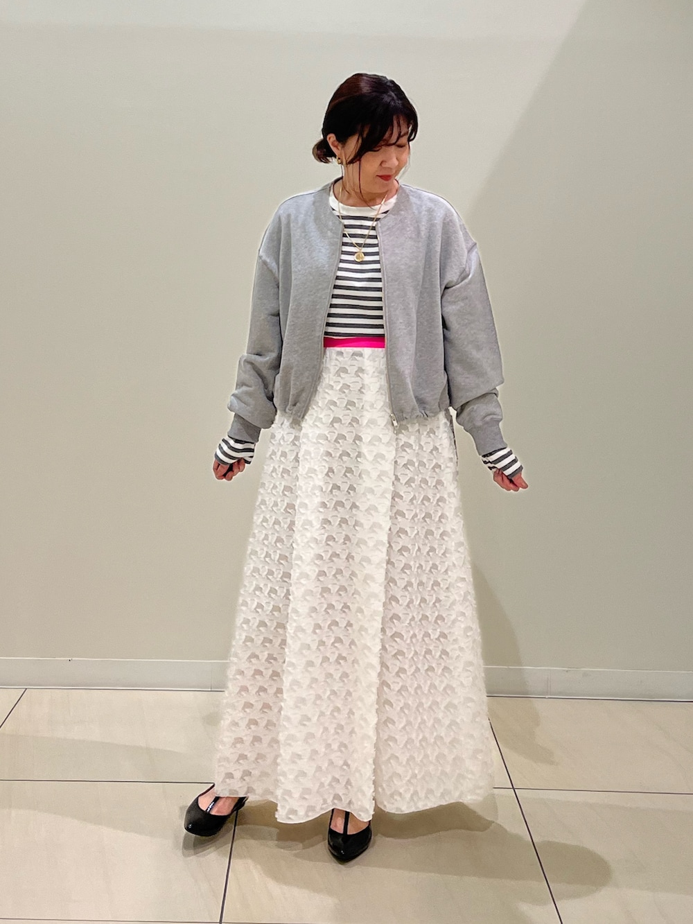 「裏毛トップス、ショートブルゾン、ボーダートップス、ボーダー、ボーダーTシャツ、ジップブルゾン、白スカート、カジュアルコーデ、秋服準備はじめました、おでかけコーデ、淡色コーデ、ホワイト、グレー、オトナ女子、オトナカワイイ」｜「Rie Millerの《セットアップ対応》配色ゴムマキシ丈カットジャガードスカート（スカート、ホワイト系）」を使った、ITOさん（レディース・156cm）の夏コーディネートの2枚目の写真