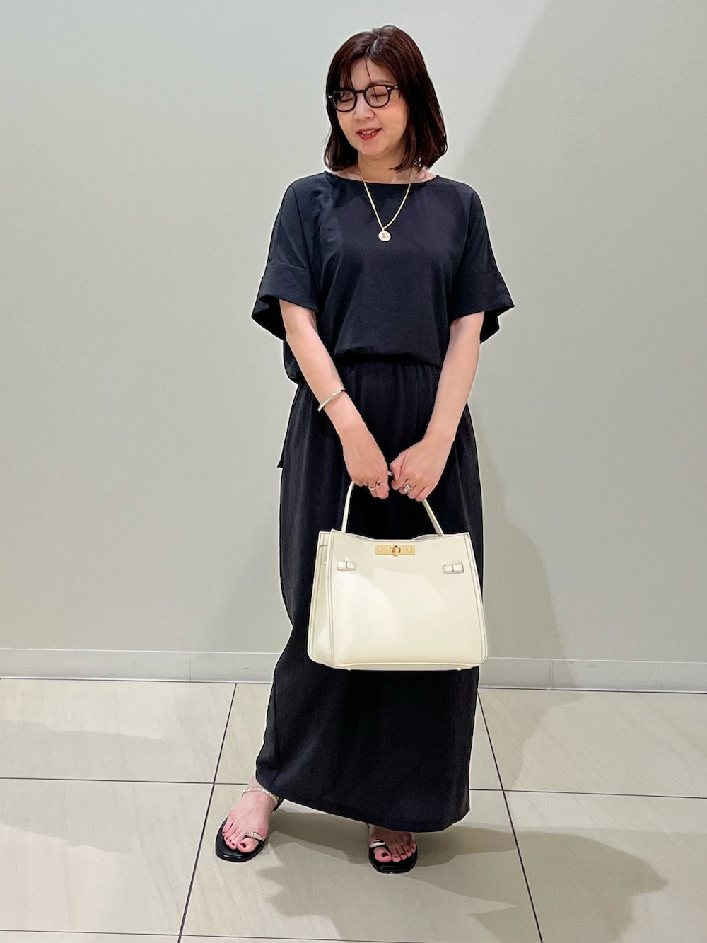 「モノトーン、サンダル、雨の日コーデ、ショルダーバッグ、夏コーデ、シンプルカジュアル、大人カジュアルコーデ、最近のいい感じコーデ、おしゃれさんと繋がりたい、スカートコーデ、夏服、大人女子、シンプルコーデ、シンプルスタイル、シンプルおしゃれが好き」|「NOLLEY’Sの【松葉☆別注アイテム】《セットアップ対応》エアリージョーゼットWカフスブラウス(シャツ/ブラウス、グレー系)」を使った、ITOさん(レディース・156cm)の夏コーディネートの9枚目の写真