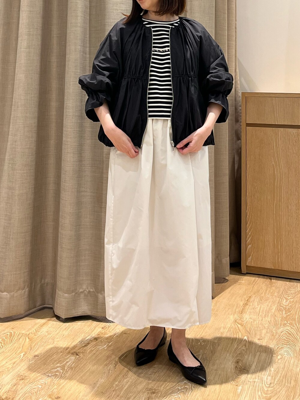 「ブルゾン、初夏コーデ、Tシャツ、Tシャツコーデ、スカート、スカートスタイル、スカートコーデ、バレエシューズ、おでかけコーデ、オトナカジュアル、大人女子、ボーダー、春夏コーデ、休日スタイル、オトナカワイイ」｜「NOLLEY’Sのシアータフタ袖口フリルブルゾン（ブルゾン、ブラック系）」を使った、ITOさん（レディース・156cm）の春コーディネートの6枚目の写真