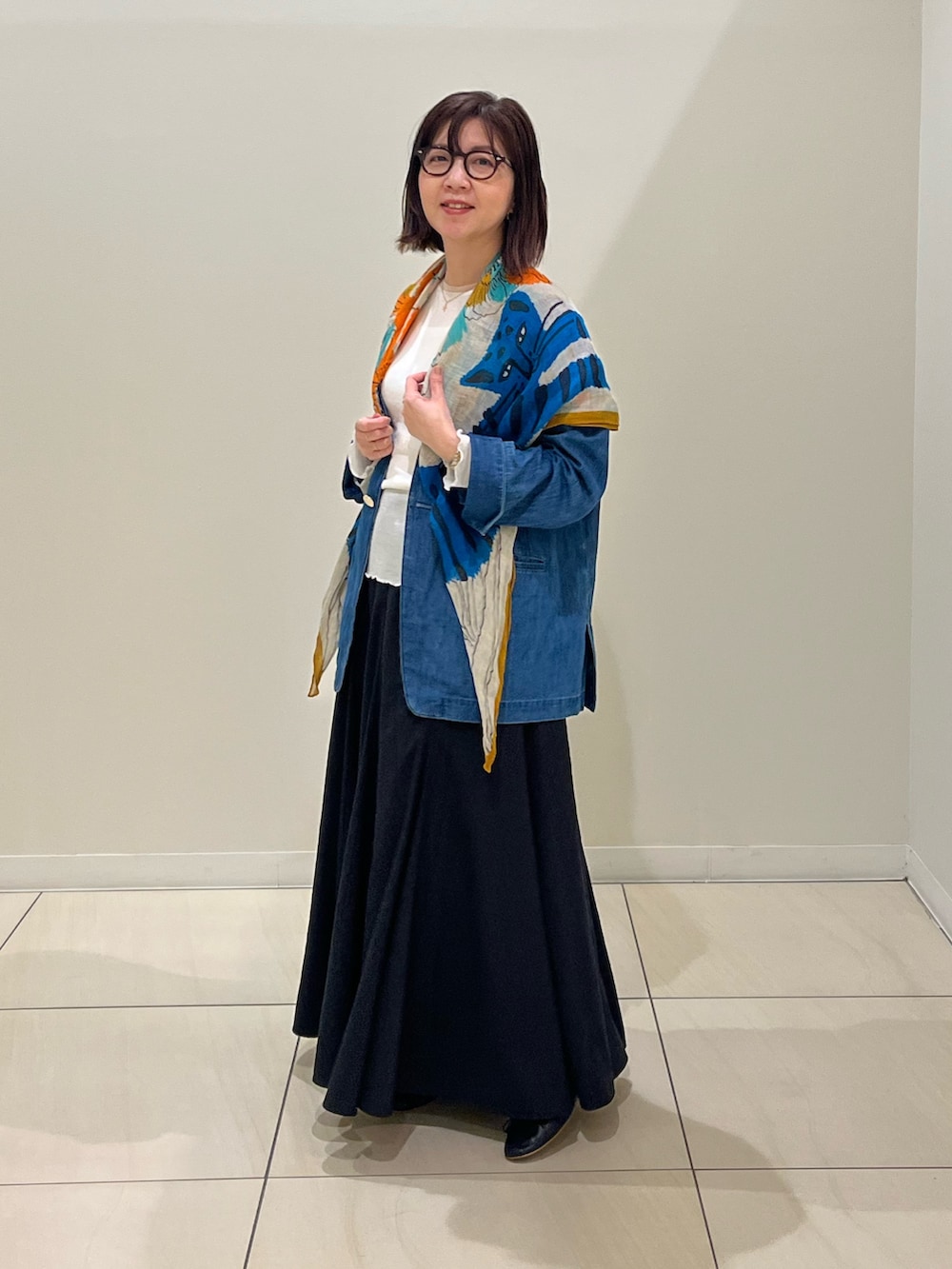 「大人カジュアル、デニムシャツ、デニムジャケット、リネンストール、ロングスカート、お出かけコーデ、シアートップス、今日のコーデ、大人女子、春服、着回しコーデ、おでかけコーデ、低身長女子、おしゃれさんと繋がりたい、大人可愛い」｜「NOLLEY’Sのリネンガーゼプリントストール（ストール/ショール、ブルー系）」を使った、ITOさん（レディース・156cm）の春コーディネートの2枚目の写真