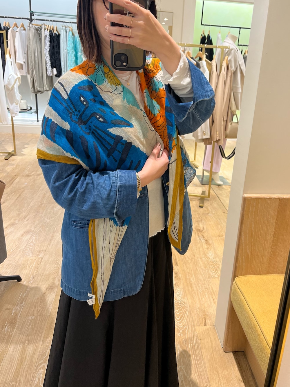 「大人カジュアル、デニムシャツ、デニムジャケット、リネンストール、ロングスカート、お出かけコーデ、シアートップス、今日のコーデ、大人女子、春服、着回しコーデ、おでかけコーデ、低身長女子、おしゃれさんと繋がりたい、大人可愛い」｜「NOLLEY’Sのリネンガーゼプリントストール（ストール/ショール、ブルー系）」を使った、ITOさん（レディース・156cm）の春コーディネートの10枚目の写真