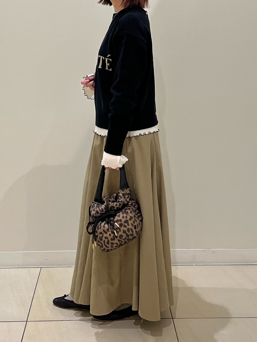 「ロゴニット、重ね着、レイヤードスタイル、ニット、休日スタイル、メガネ女子、秋冬コーデ、着回しコーデ、おでかけコーデ、おしゃれさんと繋がりたい、シンプルコーデ、オトナカジュアル、大人女子、ブラック、ニットコーデ」｜「NOLLEY’SのMY STANDARDウォッシャブルリブクルーネックプルオーバーカットソー（Tシャツ/カットソー、ホワイト系）」を使った、ITOさん（レディース・156cm）の秋コーディネートの3枚目の写真