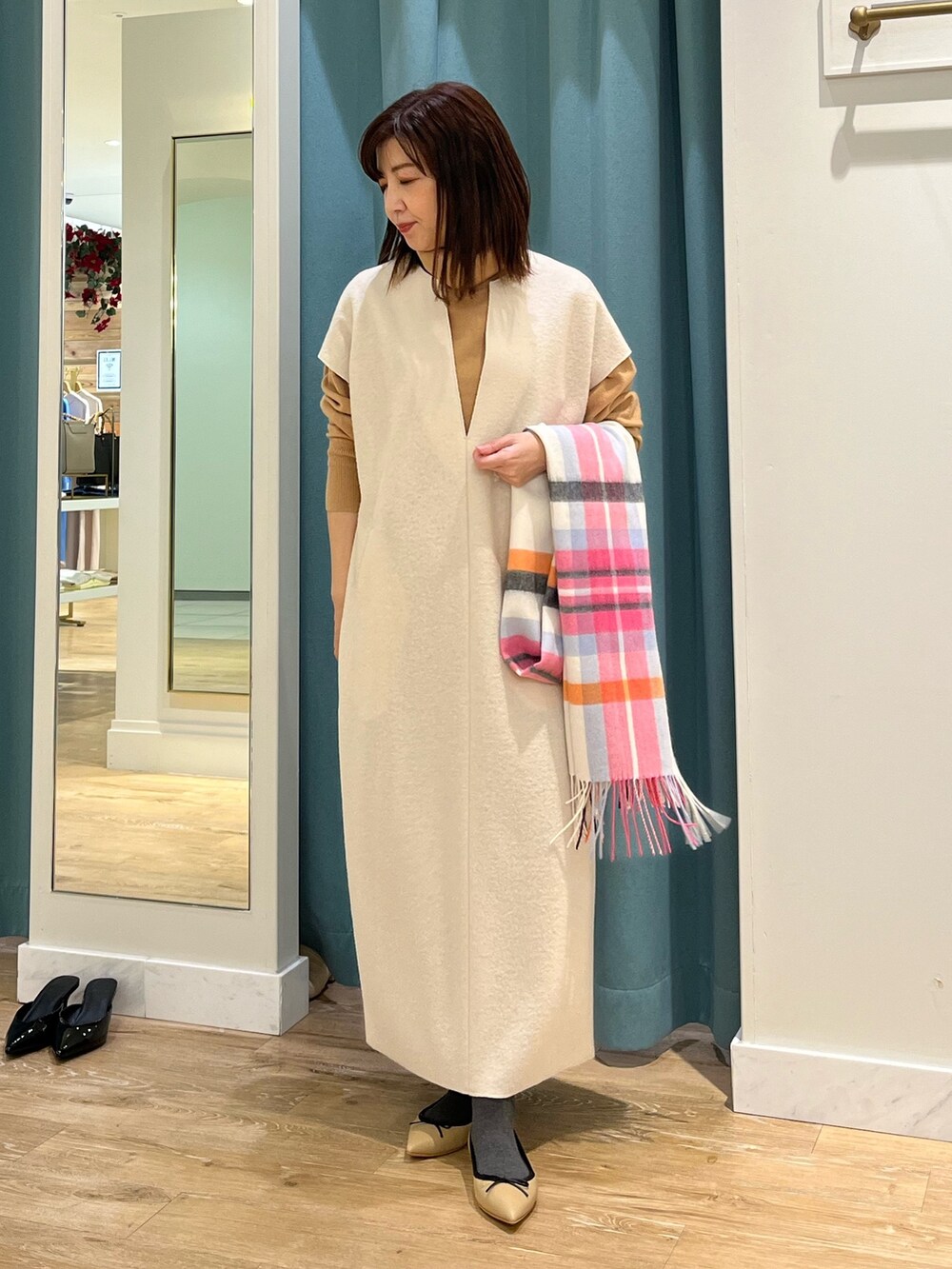 「ワンピース、ワンピーススタイル、ワンピースコーデ、ジャンパースカート、チェックストール、タートルネック、タートルネックニット、休日スタイル、大人女子、大人かわいい、冬服、お出かけコーデ、大人コーデ、ワントーンコーデ、ベージュ」｜「NOLLEY’Sの圧縮ブークレーキーネックワンピース（ワンピース、ホワイト系）」を使った、ITOさん（レディース・156cm）の冬コーディネートの7枚目の写真
