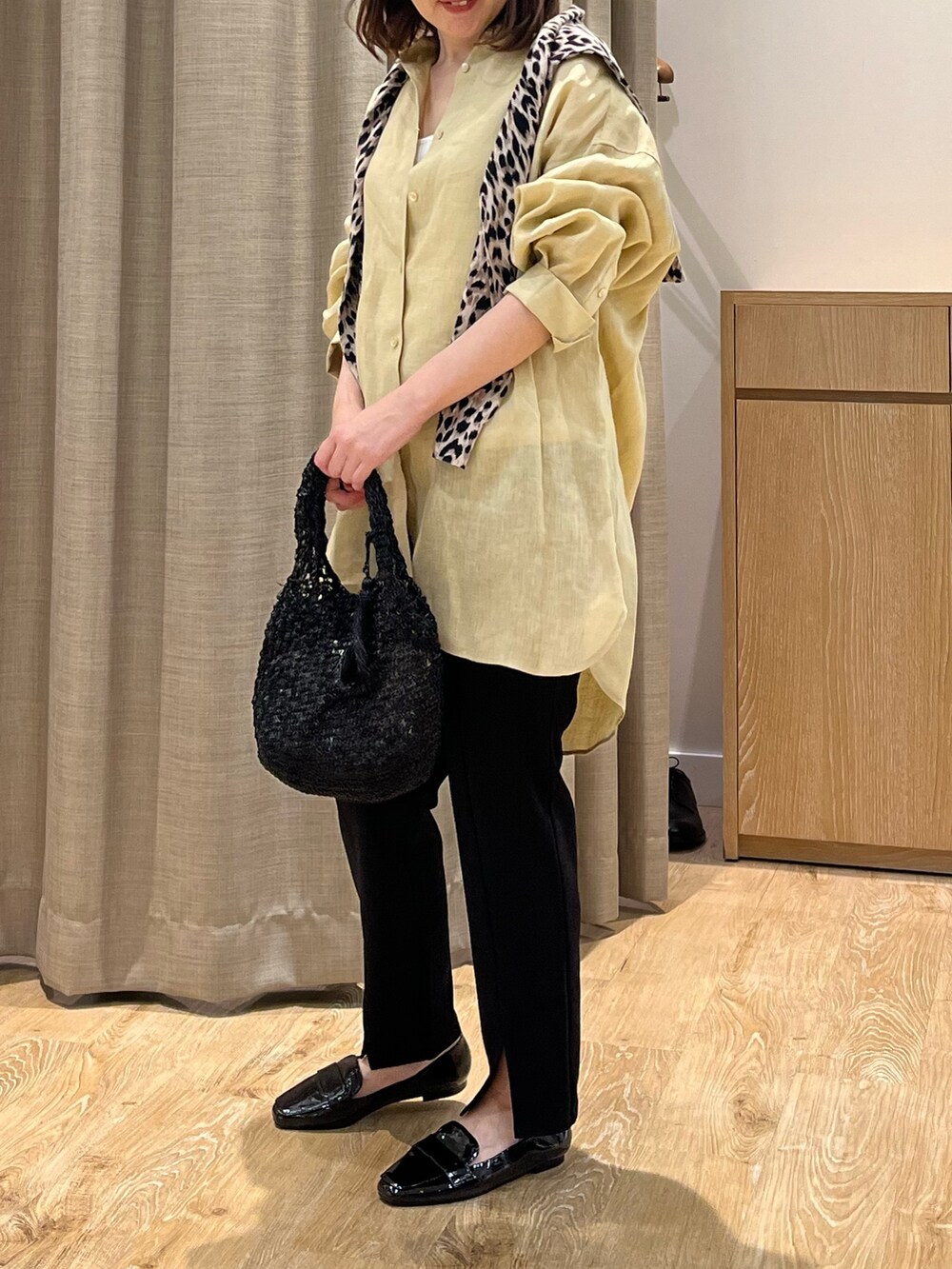 「リネンシャツ、ひょう柄、スリットパンツ、初夏コーデ、オトナカジュアル、シンプルスタイル、ママファッション、ラクチンコーデ、カジュアルスタイル、シャツスタイル、大人女子、春夏コーデ、休日スタイル、シンプルコーデ」｜「NOLLEY’SのMY STANDARD リネン2WAY Bigシャツ（シャツ/ブラウス、ベージュ系）」を使った、ITOさん（レディース・156cm）の春コーディネートの3枚目の写真