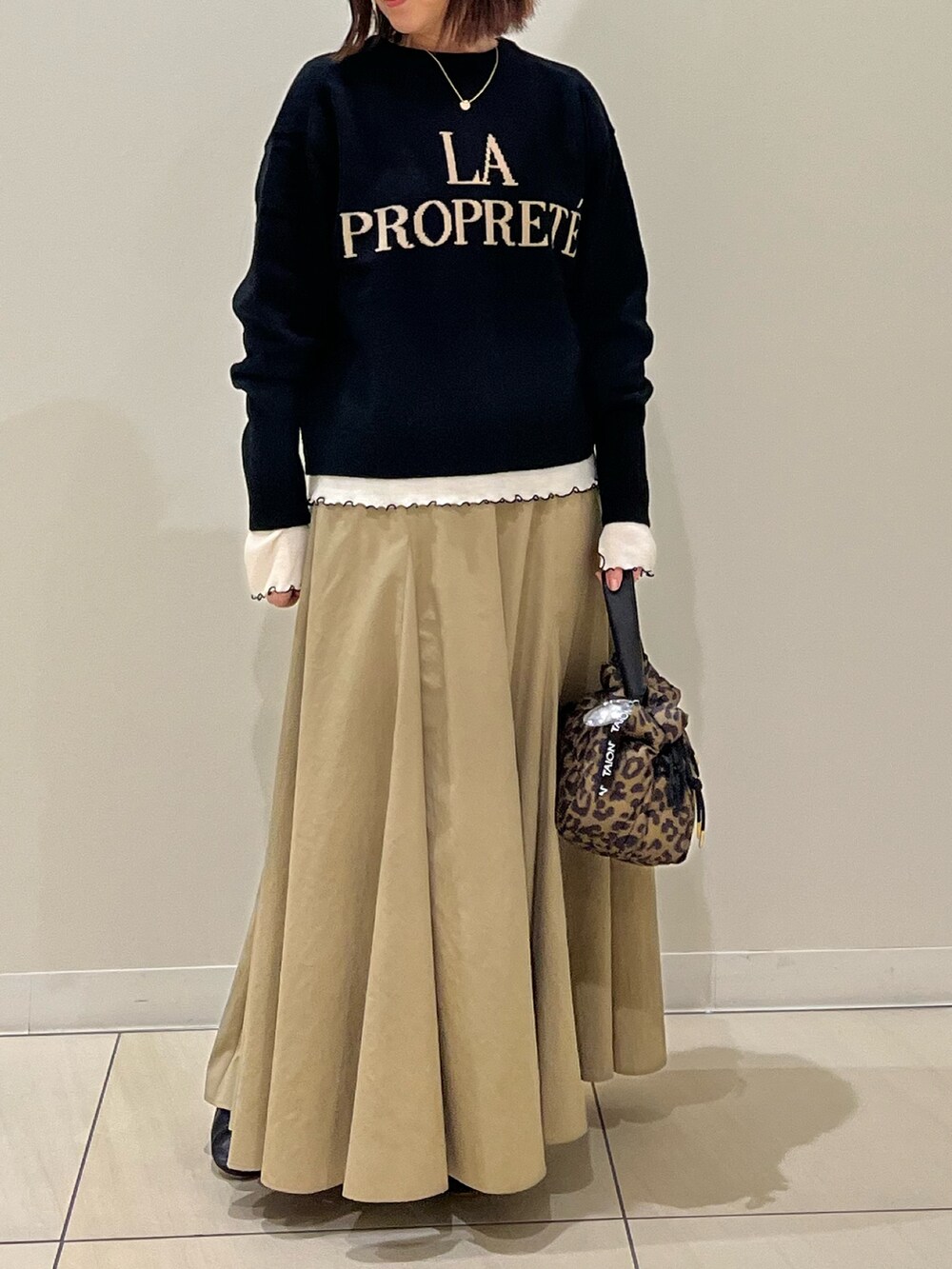 「ロゴニット、重ね着、レイヤードスタイル、ニット、休日スタイル、メガネ女子、秋冬コーデ、着回しコーデ、おでかけコーデ、おしゃれさんと繋がりたい、シンプルコーデ、オトナカジュアル、大人女子、ブラック、ニットコーデ」｜「NOLLEY’SのMY STANDARDウォッシャブルリブクルーネックプルオーバーカットソー（Tシャツ/カットソー、ホワイト系）」を使った、ITOさん（レディース・156cm）の秋コーディネートの10枚目の写真