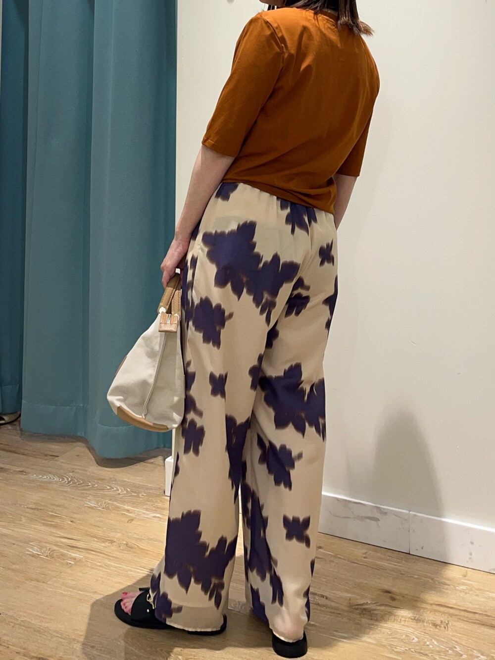 「花柄パンツ、ワイドパンツ、肩パッド、Tシャツ、オトナカワイイ、大人コーデ、秋先取りコーデ、大人女子、柄パンツ、秋服準備はじめました、大人可愛い、リラックススタイル、旅行コーデ、ブラウン、レンガ色」｜「NOLLEY’Sの接触冷感 70/2コンパクトクール肩パットTシャツ（Tシャツ/カットソー、レッド系）」を使った、ITOさん（レディース・156cm）の夏コーディネートの4枚目の写真