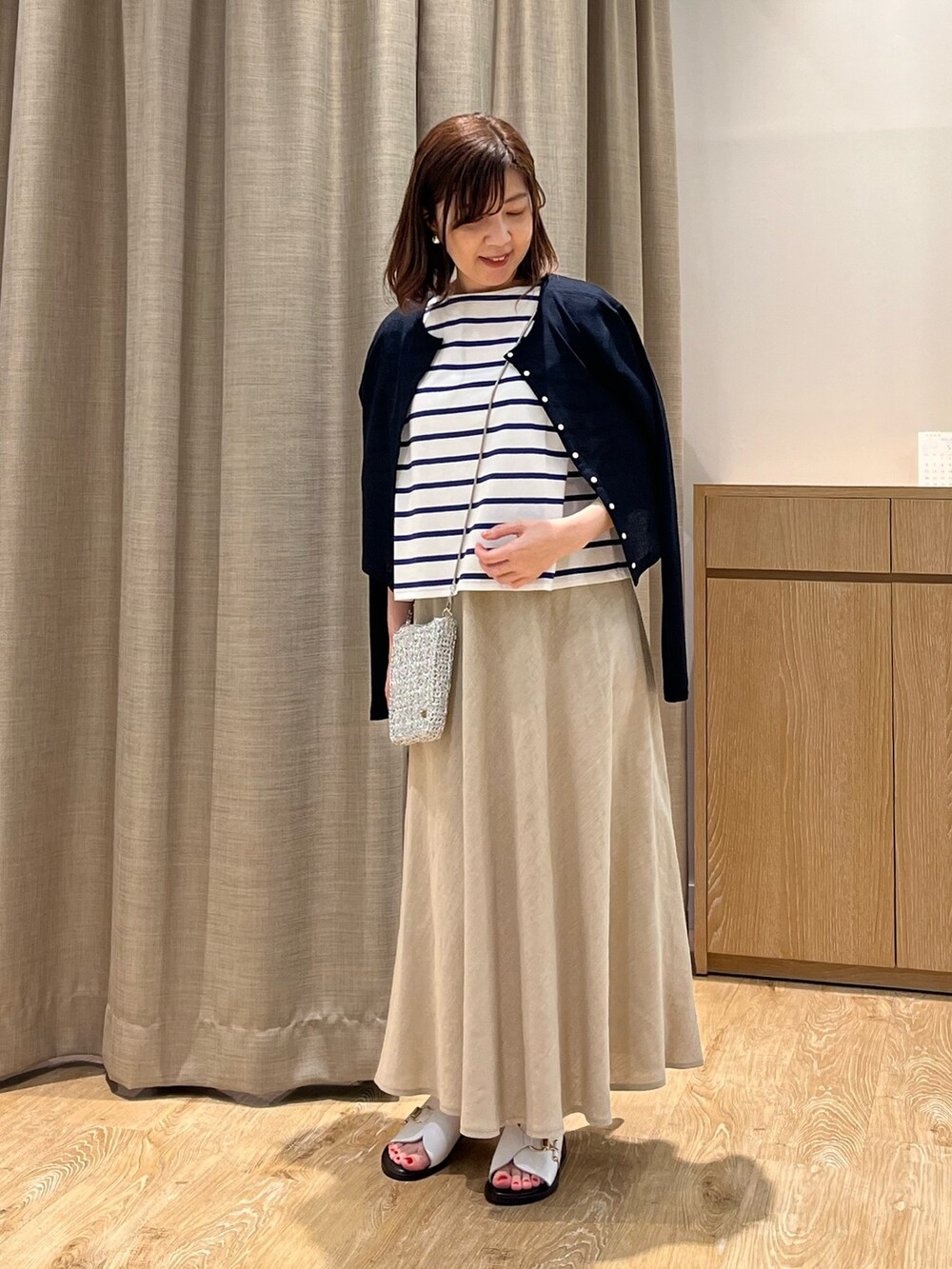 「レイヤードスタイル、ボーダー、リネンスカート、ポシェット、夏コーデ、リラックススタイル、夏ファッション、オトナカワイイ、ベージュ、初夏コーデ、Tシャツ、カーディガン、シンフルコーデ、オトナカジュアル、サンダル」｜「NOLLEY’Sの《アンサンブル対応》シアーワッフル2WAYカーディガン（カーディガン/ボレロ、ブルー系）」を使った、ITOさん（レディース・156cm）の夏コーディネートの2枚目の写真