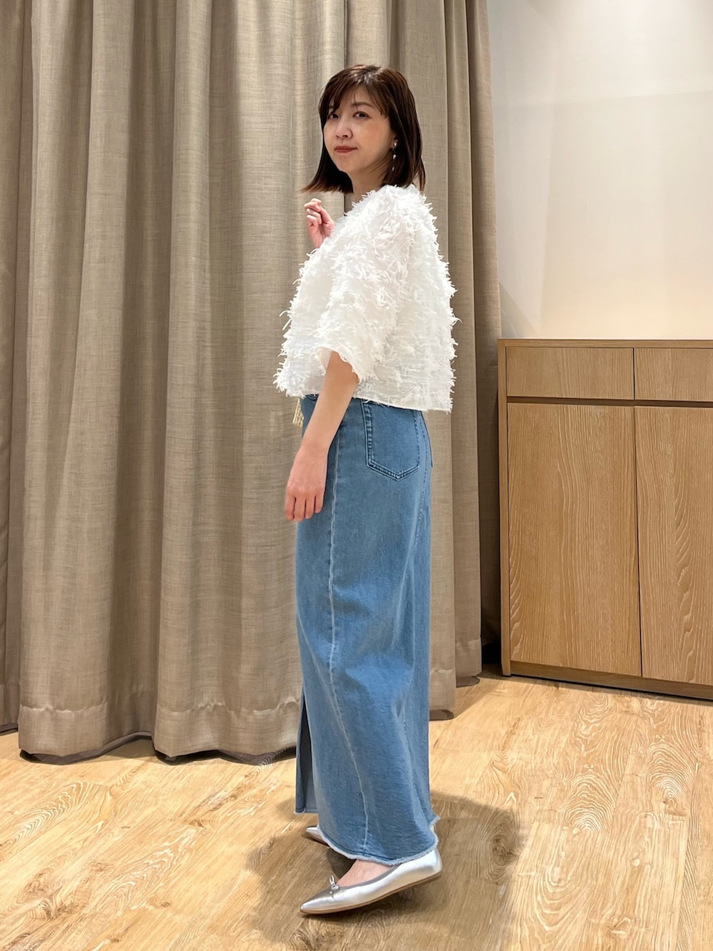 「大人カジュアル、休日スタイル、お出かけコーデ、シンプルコーデ、デニムスカート、春夏コーデ、今日のコーデ、お洒落さんとつながりたい、大人コーデ、ボリューム袖、カジュアルガーリー、お出かけ、ジャガード、シアートップス、バレエシューズ」｜「Rie Millerのスリットロングデニムスカート（デニムスカート、ブルー系）」を使った、ITOさん（レディース・156cm）の春コーディネートの2枚目の写真