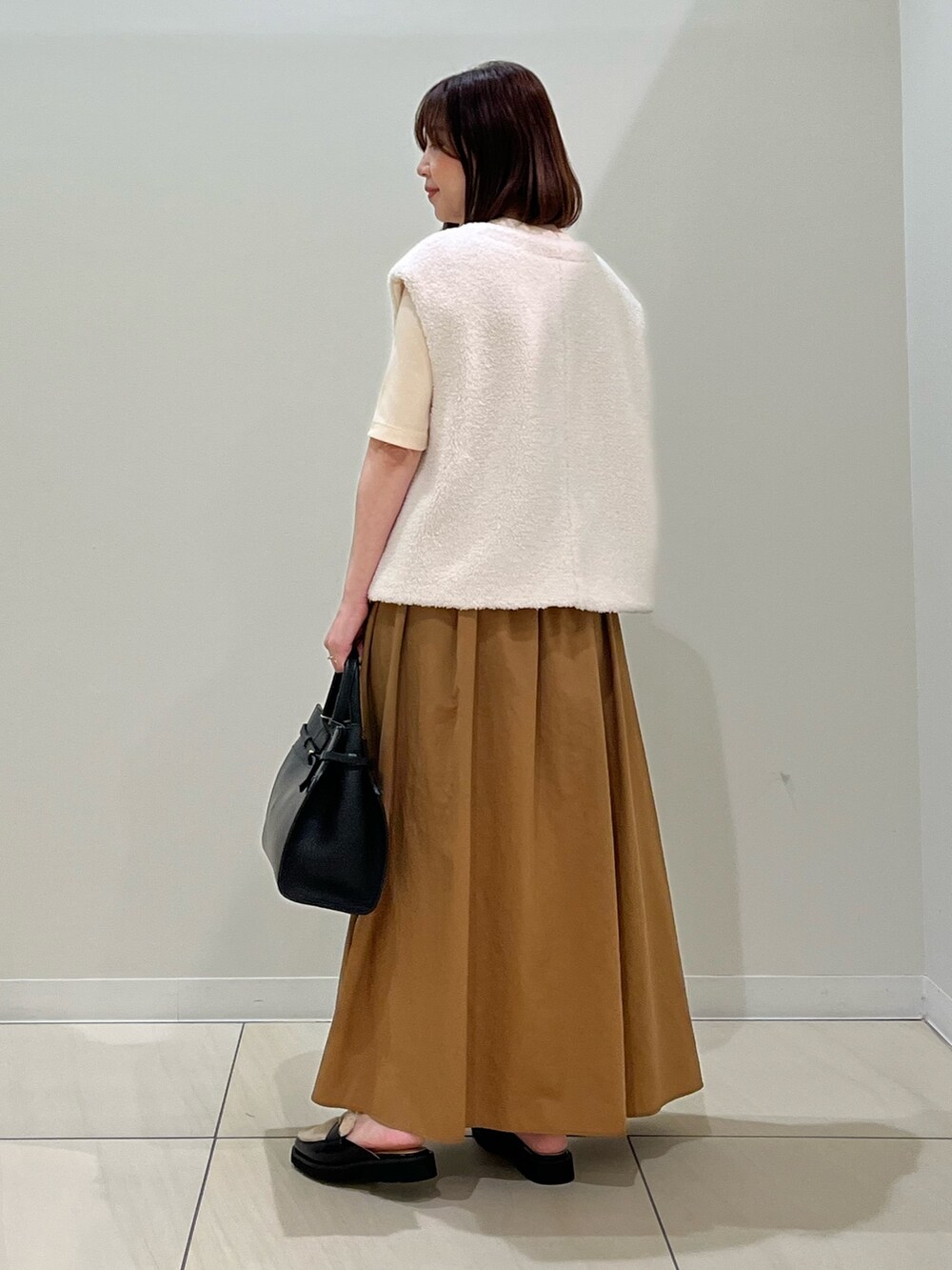 「秋先取りコーデ、ベスト、ジレ、秋服準備はじめました、秋服コーデ、シンプルコーデ、着回しコーデ、カジュアル、秋服、大人カジュアル、ロングスカート、オトナ女子、オトナカワイイ、スカートスタイル、もこもこベスト」｜「NOLLEY’Sのヴィンテージリブ5分袖プルオーバーカットソー（Tシャツ/カットソー、ホワイト系）」を使った、ITOさん（レディース・156cm）の夏コーディネートの6枚目の写真
