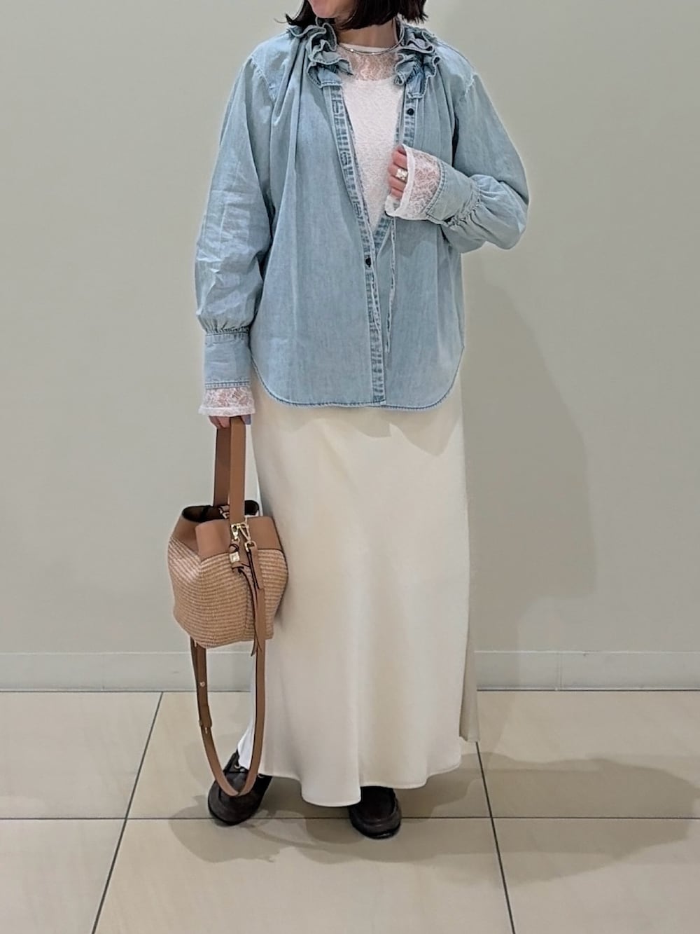 ホワイト系のTシャツ/カットソー、ブルー系のシャツ/ブラウス、ホワイト系のスカートを着用したレディースの春コーディネートの8枚目の写真