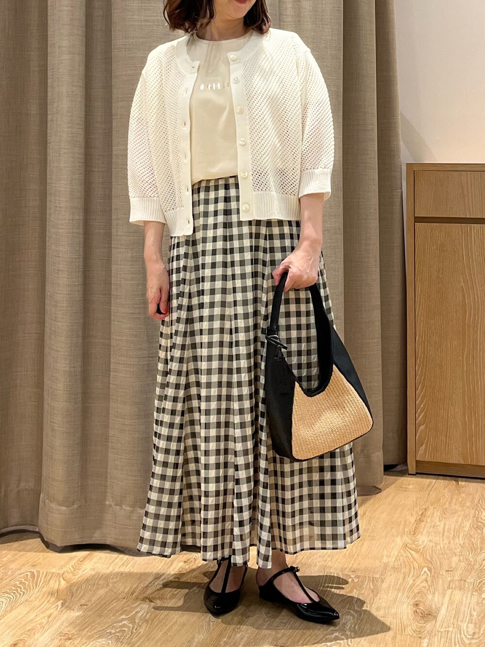 「夏コーデ、大人カジュアル、大人女子、チェックスカート、メッシュトップス、カーディガン、ロゴTシャツ、きれいめカジュアル、シンプル、大人コーデ、レディースファッション、お出かけコーデ、おでかけコーデ、ストラップシューズ、ミュール」｜「NOLLEY’Sの《手洗い可能》メッシュ5分袖カーディガン（カーディガン/ボレロ、ホワイト系）」を使った、ITOさん（レディース・156cm）の春コーディネートの5枚目の写真