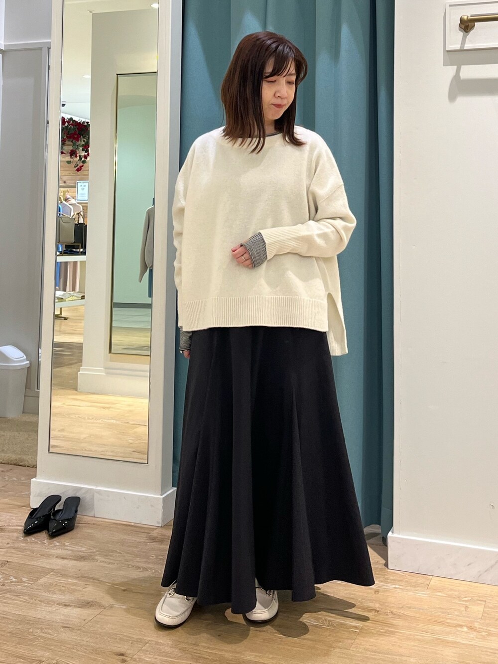 「大人カジュアル、お出かけコーデ、冬のコーデ、レイヤードスタイル、ニットコーデ、大人コーデ、休日コーデ、シンプルコーデ、大人女子、スカートスタイル、ロングスカート、ニット、重ね着、ボーダートップス、ホワイトコーデ」｜「NOLLEY’Sのウールカシミヤボートネックプルオーバーニット（ニット/セーター、ホワイト系）」を使った、ITOさん（レディース・156cm）の冬コーディネートの6枚目の写真