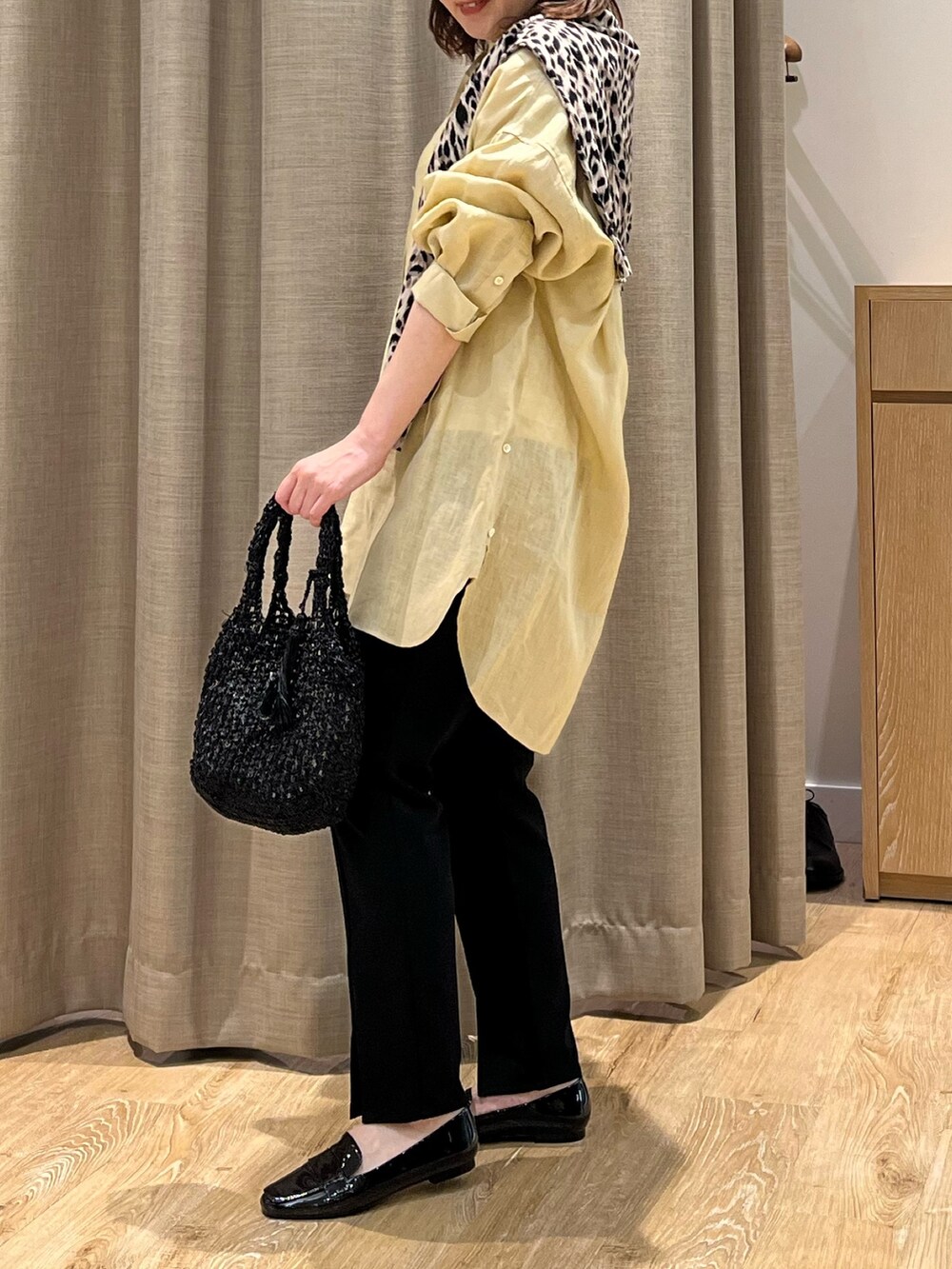 「リネンシャツ、ひょう柄、スリットパンツ、初夏コーデ、オトナカジュアル、シンプルスタイル、ママファッション、ラクチンコーデ、カジュアルスタイル、シャツスタイル、大人女子、春夏コーデ、休日スタイル、シンプルコーデ」｜「NOLLEY’SのMY STANDARD リネン2WAY Bigシャツ（シャツ/ブラウス、ベージュ系）」を使った、ITOさん（レディース・156cm）の春コーディネートの5枚目の写真