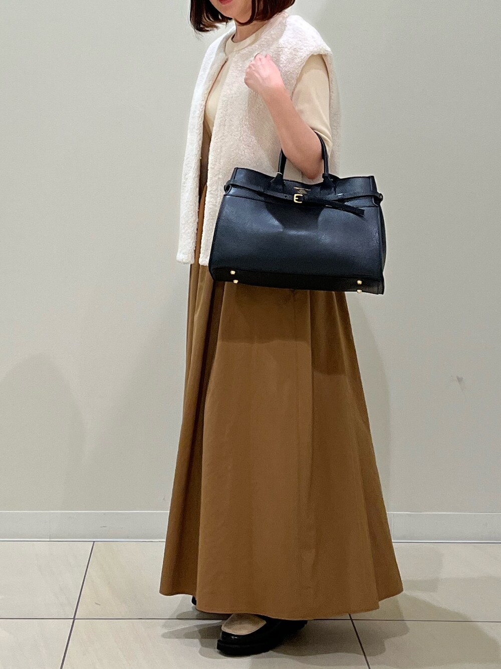 「秋先取りコーデ、ベスト、ジレ、秋服準備はじめました、秋服コーデ、シンプルコーデ、着回しコーデ、カジュアル、秋服、大人カジュアル、ロングスカート、オトナ女子、オトナカワイイ、スカートスタイル、もこもこベスト」｜「NOLLEY’Sのヴィンテージリブ5分袖プルオーバーカットソー（Tシャツ/カットソー、ホワイト系）」を使った、ITOさん（レディース・156cm）の夏コーディネートの5枚目の写真