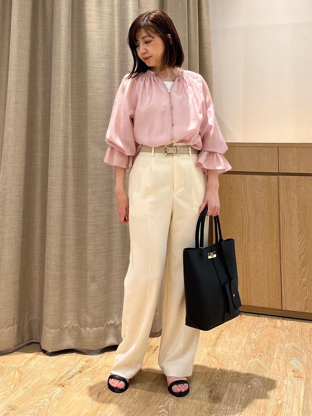 「ブラウス、春服コーデ、パンツスタイル、シンプルスタイル、オトナカジュアル、大人コーデ、大人かわいい、オフィスカジュアル、ワイドパンツ、ピンク、ブラウスコーデ、お仕事コーデ、キレイめ、甘め、シアートップス」｜「NOLLEY’Sの《手洗い可能》愛され サテン×ベア天2WAYタンクトップ（タンクトップ、ホワイト系）」を使った、ITOさん（レディース・156cm）の春コーディネートの3枚目の写真