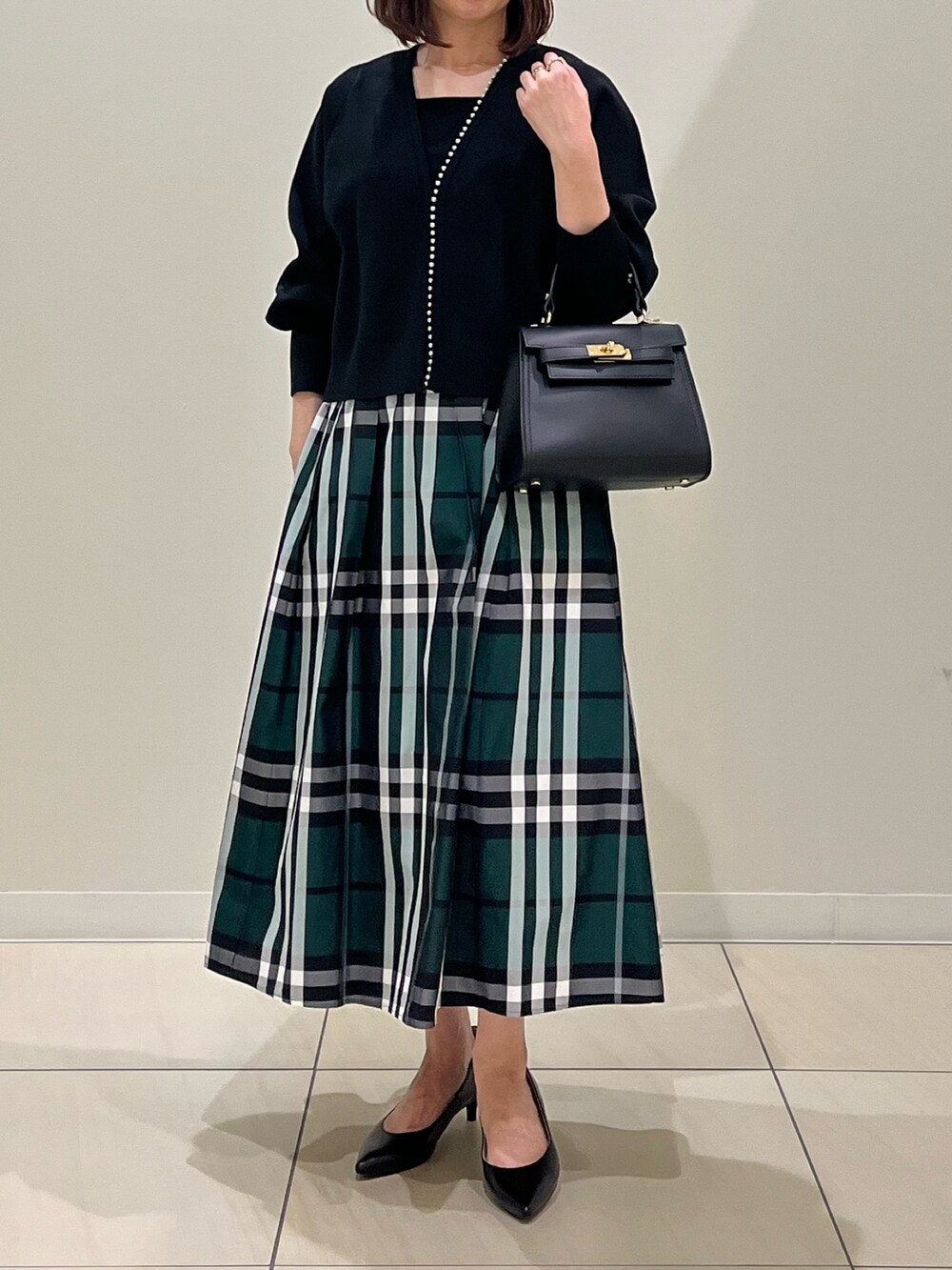 「秋のコーデ、オトナ女子、おでかけコーデ、秋服コーデ、秋先取りコーデ、スカート、カーディガン、おしゃれさんと繋がりたい、きれいめカジュアル、秋コーデ、スカートスタイル、スカートコーデ、カーディガンコーデ、チェックスカート、オトナカワイイ」｜「NOLLEY’Sの＜飯豊まりえさん着用＞ウォッシャブルタフタチェックスカート（スカート、グリーン系）」を使った、ITOさん（レディース・156cm）の秋コーディネートの5枚目の写真