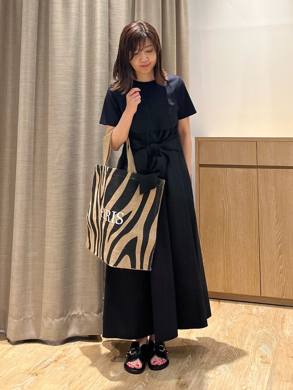 「ワンピース、ワンピーススタイル、ワンピースコーデ、ビスチェ風、リボン、夏コーデ、サンダル、休日スタイル、オトナカジュアル、オトナ女子、大人コーデ、大人カジュアルコーデ、大人かわいい、オトナカワイイ、黒」｜「NOLLEY’Sのビスチェ風コンビワンピース（ワンピース、ブルー系）」を使った、ITOさん（レディース・156cm）の夏コーディネートの2枚目の写真