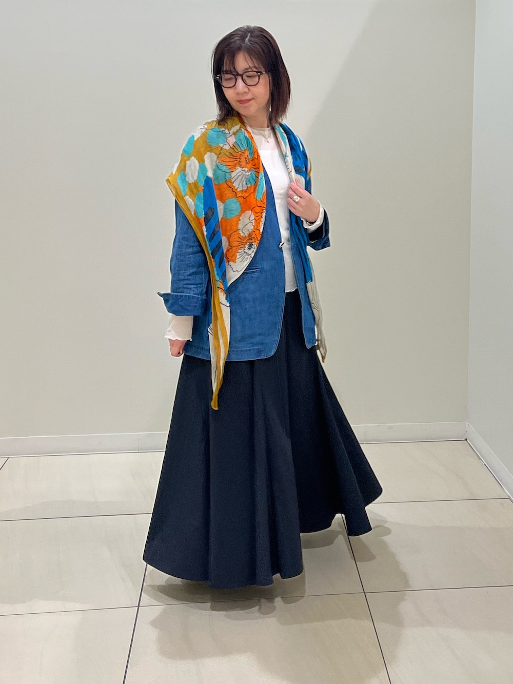 「大人カジュアル、デニムシャツ、デニムジャケット、リネンストール、ロングスカート、お出かけコーデ、シアートップス、今日のコーデ、大人女子、春服、着回しコーデ、おでかけコーデ、低身長女子、おしゃれさんと繋がりたい、大人可愛い」｜「NOLLEY’Sのリネンガーゼプリントストール（ストール/ショール、ブルー系）」を使った、ITOさん（レディース・156cm）の春コーディネートの5枚目の写真