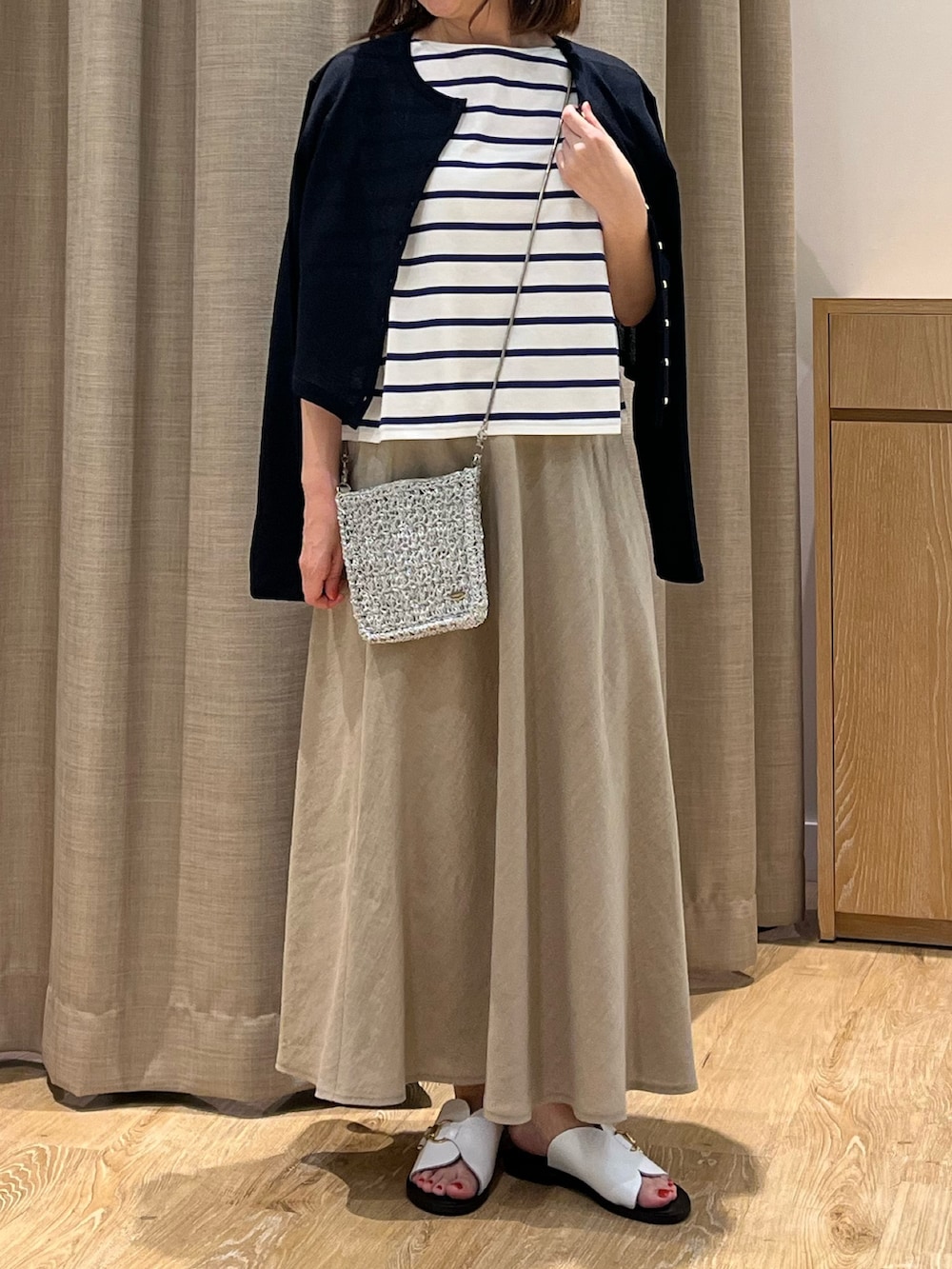 「レイヤードスタイル、ボーダー、リネンスカート、ポシェット、夏コーデ、リラックススタイル、夏ファッション、オトナカワイイ、ベージュ、初夏コーデ、Tシャツ、カーディガン、シンフルコーデ、オトナカジュアル、サンダル」｜「NOLLEY’Sの《アンサンブル対応》シアーワッフル2WAYカーディガン（カーディガン/ボレロ、ブルー系）」を使った、ITOさん（レディース・156cm）の夏コーディネートの3枚目の写真