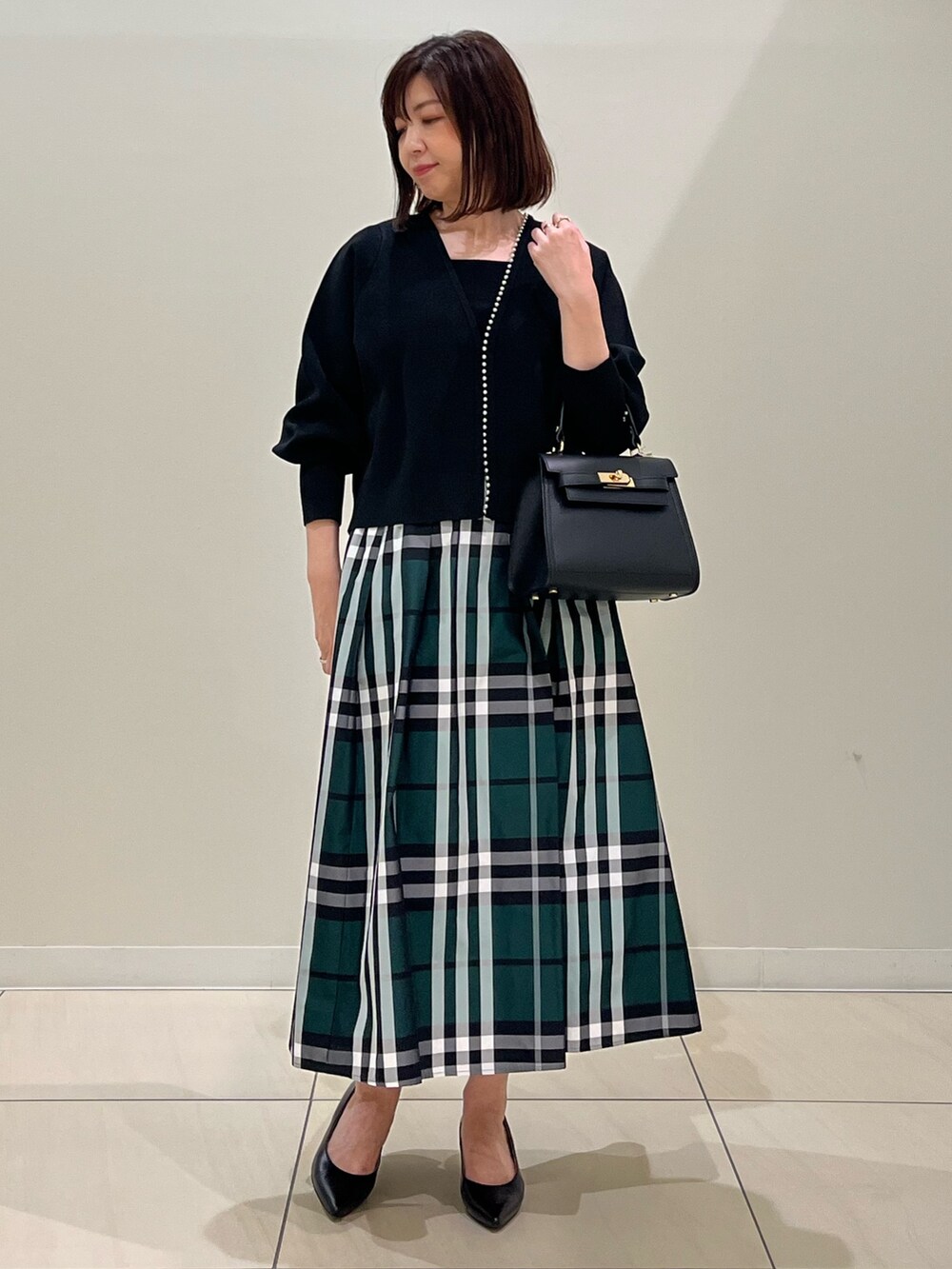 「秋のコーデ、オトナ女子、おでかけコーデ、秋服コーデ、秋先取りコーデ、スカート、カーディガン、おしゃれさんと繋がりたい、きれいめカジュアル、秋コーデ、スカートスタイル、スカートコーデ、カーディガンコーデ、チェックスカート、オトナカワイイ」｜「NOLLEY’Sの＜飯豊まりえさん着用＞ウォッシャブルタフタチェックスカート（スカート、グリーン系）」を使った、ITOさん（レディース・156cm）の秋コーディネートの4枚目の写真
