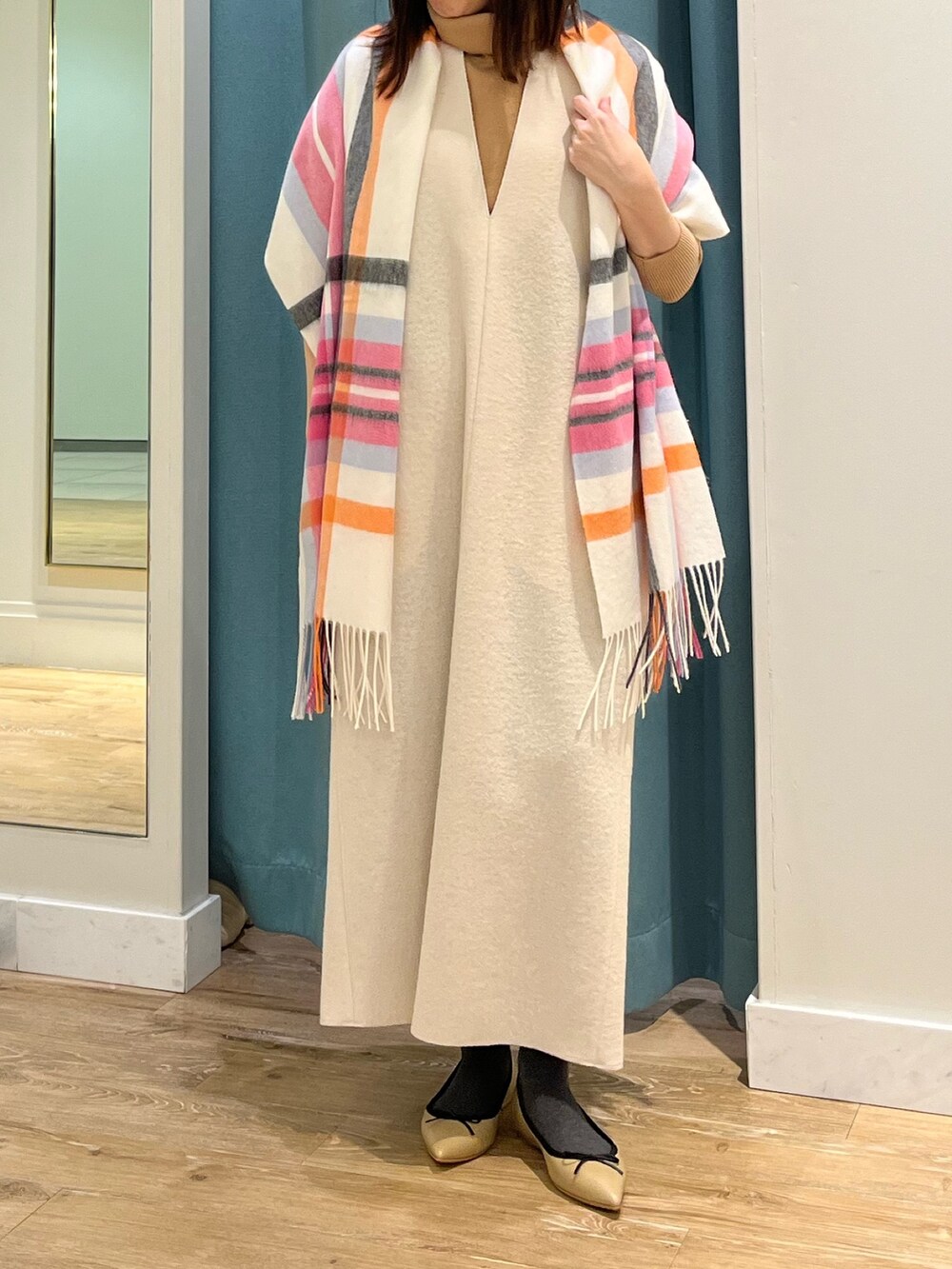 「ワンピース、ワンピーススタイル、ワンピースコーデ、ジャンパースカート、チェックストール、タートルネック、タートルネックニット、休日スタイル、大人女子、大人かわいい、冬服、お出かけコーデ、大人コーデ、ワントーンコーデ、ベージュ」｜「NOLLEY’Sの圧縮ブークレーキーネックワンピース（ワンピース、ホワイト系）」を使った、ITOさん（レディース・156cm）の冬コーディネートの5枚目の写真