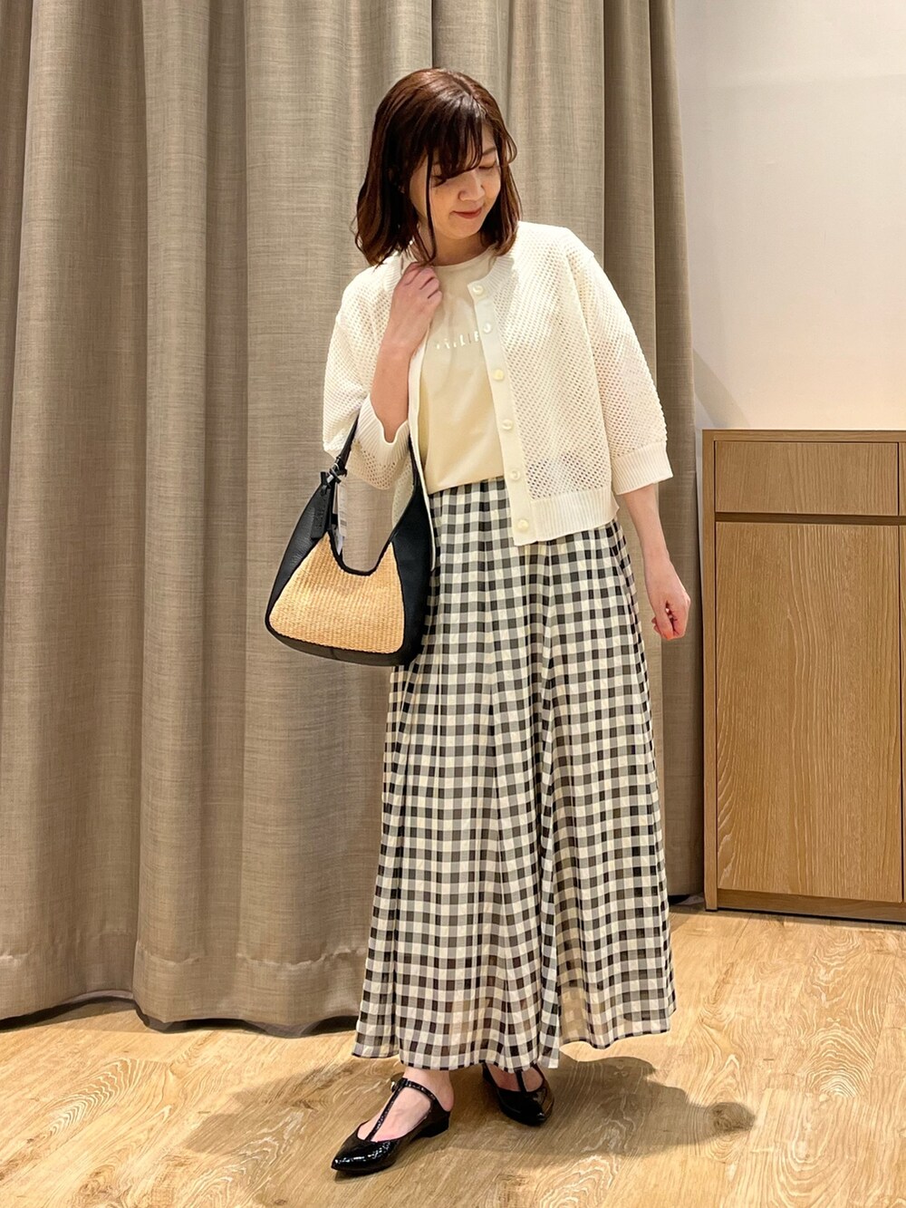「夏コーデ、大人カジュアル、大人女子、チェックスカート、メッシュトップス、カーディガン、ロゴTシャツ、きれいめカジュアル、シンプル、大人コーデ、レディースファッション、お出かけコーデ、おでかけコーデ、ストラップシューズ、ミュール」｜「NOLLEY’Sの《手洗い可能》メッシュ5分袖カーディガン（カーディガン/ボレロ、ホワイト系）」を使った、ITOさん（レディース・156cm）の春コーディネートの3枚目の写真