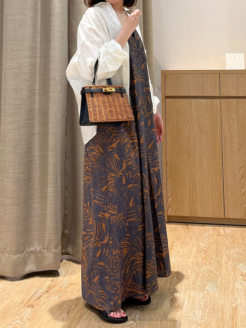 「ワンピース、春夏コーデ、大人コーデ、ワンピーススタイル、大人女子、ロングワンピース、ボタニカル柄、リネンシャツ、サンダル、かごバッグ、休日スタイル、お出かけコーデ、オトナ女子、オトナカワイイ、おとなコーデ」｜「NOLLEY’SのボタニカルPrintキャミワンピース（ワンピース、ブラウン系）」を使った、ITOさん（レディース・156cm）の春コーディネートの4枚目の写真