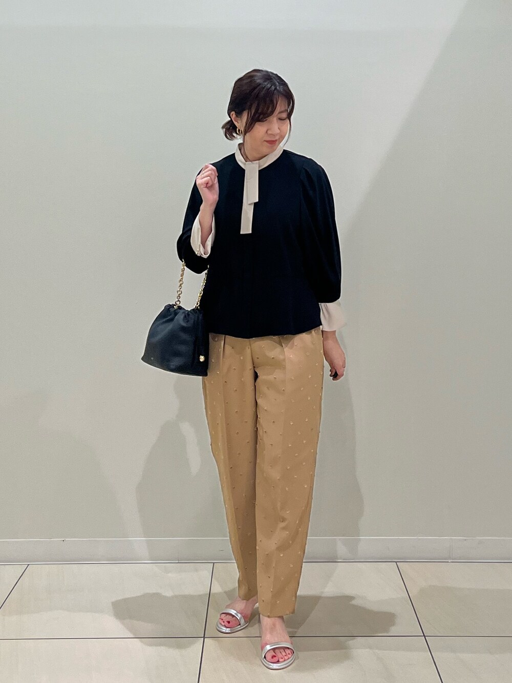 「お出かけコーデ、秋服準備はじめました、ブラック、ブラウス、ボウタイブラウス、ドットパンツ、ジャガード、秋コーデ、秋のコーデ、サンダル、お仕事コーデ、お仕事、キレイめ、きれいめコーディネート、秋色」｜「NOLLEY’Sのストレッチジョーゼット配色ボウタイ風ブラウス（シャツ/ブラウス、ブラック系）」を使った、ITOさん（レディース・156cm）の夏コーディネートの5枚目の写真