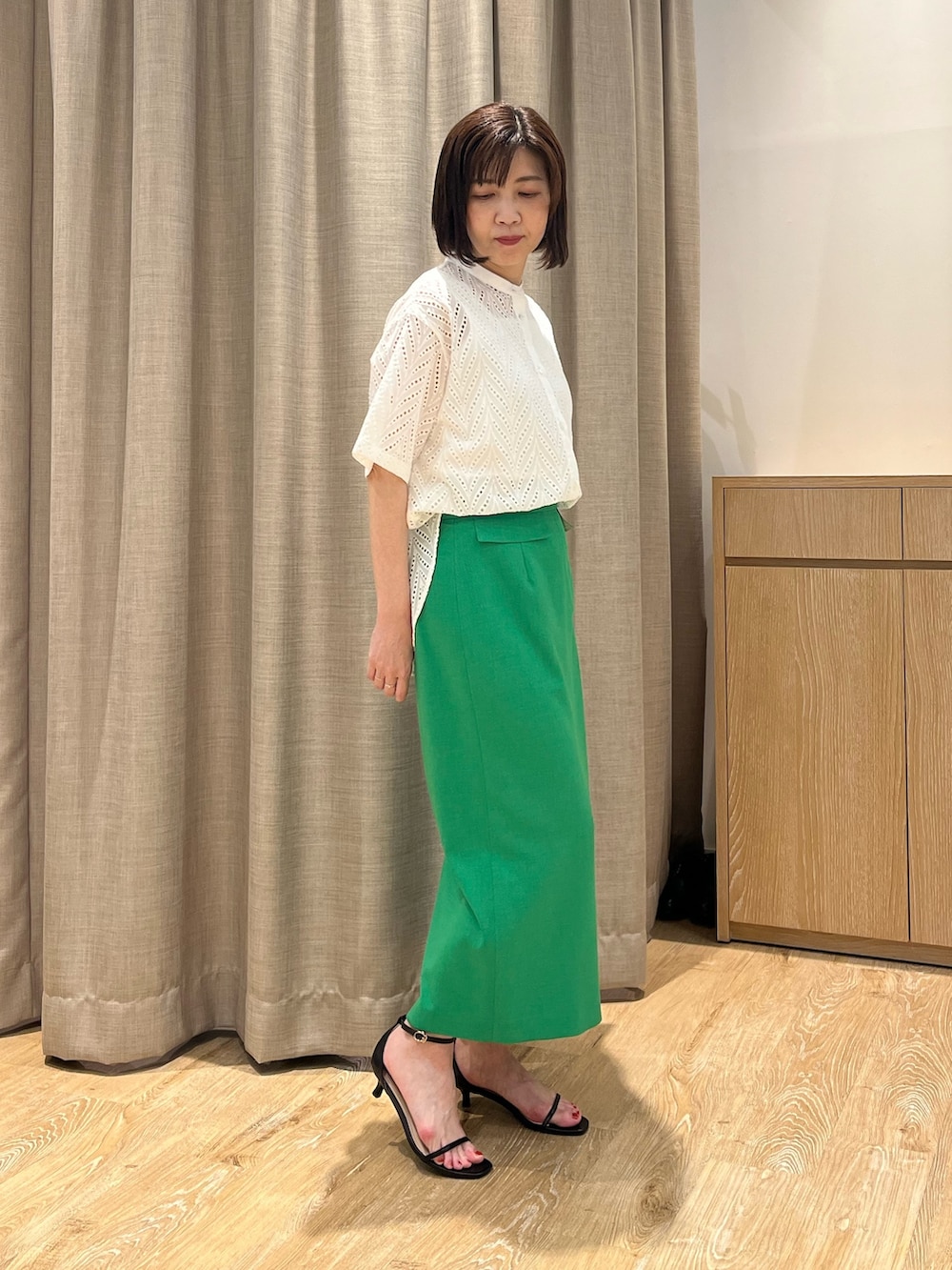 「レーストップス、レースブラウス、グリーンスカート、スカート、スカートスタイル、スカートコーデ、サンダル、ストラップサンダル、おでかけコーデ、大人カジュアル、オトナカワイイ、春夏コーデ、初夏コーデ、シンプルコーデ、大人女子」｜「NOLLEY’Sのサテン×ベア天2WAYタンクトップ（タンクトップ、ホワイト系）」を使った、ITOさん（レディース・156cm）の春コーディネートの4枚目の写真