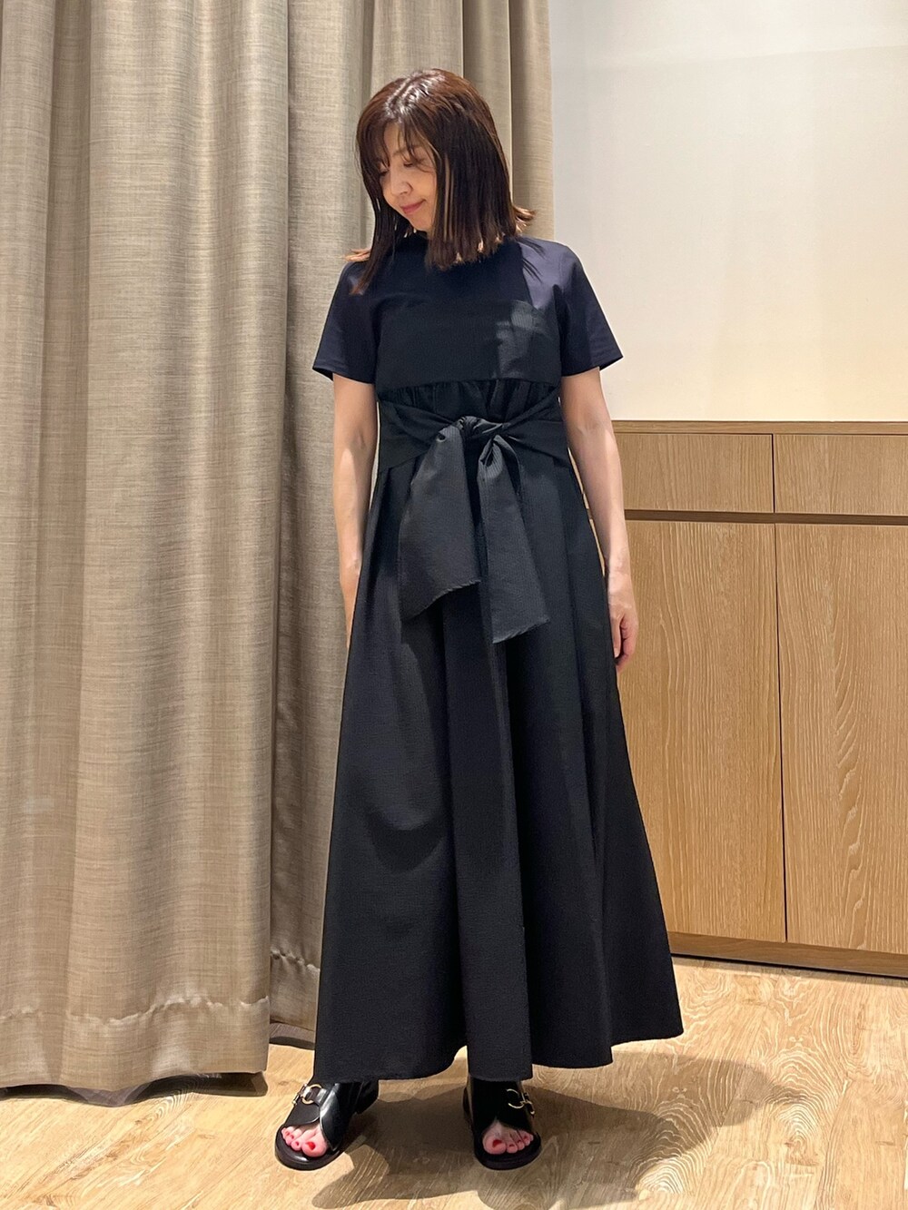 「ワンピース、ワンピーススタイル、ワンピースコーデ、ビスチェ風、リボン、夏コーデ、サンダル、休日スタイル、オトナカジュアル、オトナ女子、大人コーデ、大人カジュアルコーデ、大人かわいい、オトナカワイイ、黒」｜「NOLLEY’Sのビスチェ風コンビワンピース（ワンピース、ブルー系）」を使った、ITOさん（レディース・156cm）の夏コーディネートの4枚目の写真
