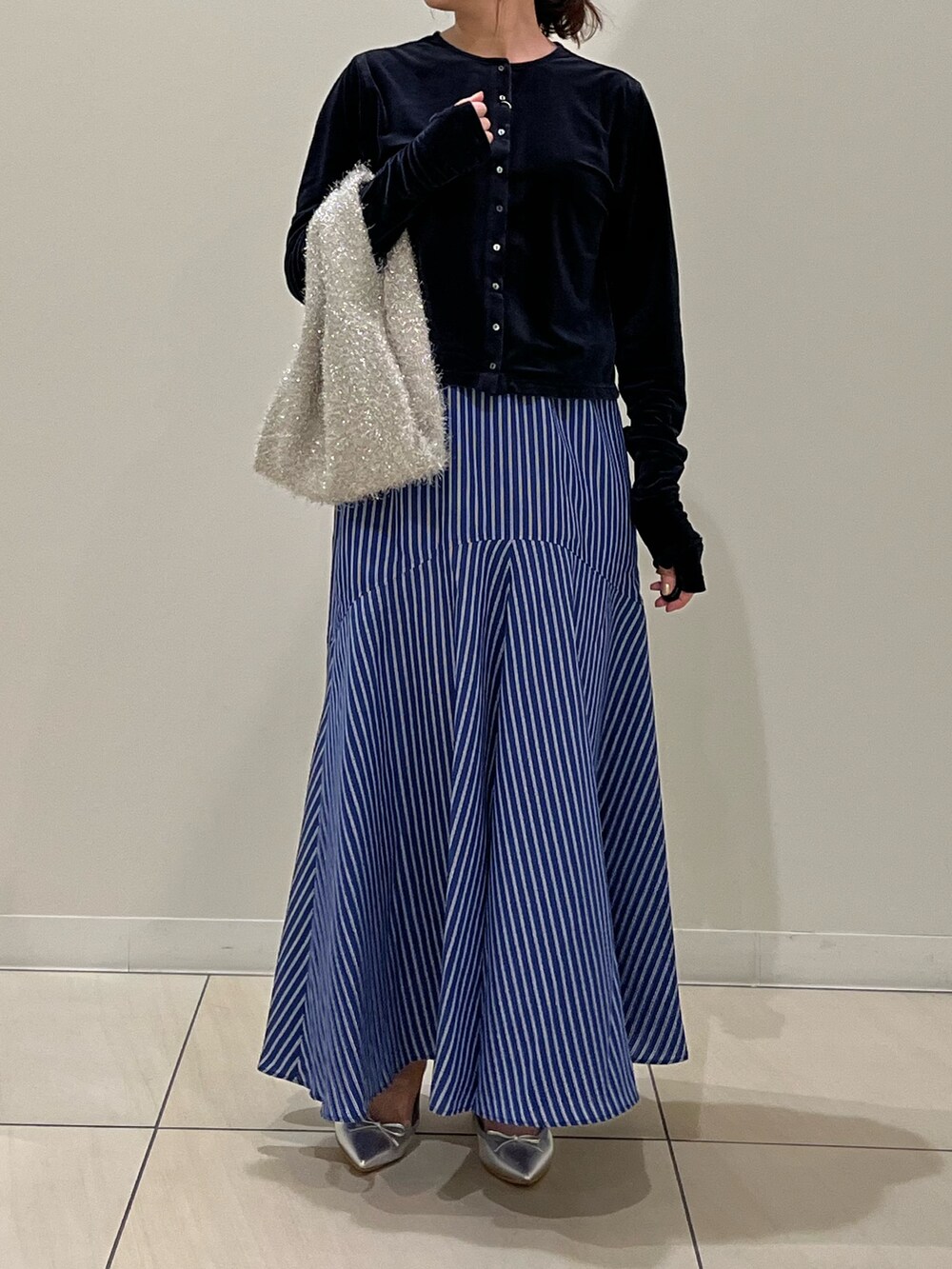 「ベロア、カーディガン、ロングスカート、ストライプスカート、ネイビー、秋コーデ、シアートップス、おでかけコーデ、初秋コーデ、オトナ女子、大人コーデ、大人ファッション、スカートコーデ、カーディガンコーデ、オトナカワイイ」｜「NOLLEY’Sのシアーベロア2WAYカーディガン（カーディガン/ボレロ、ブルー系）」を使った、ITOさん（レディース・156cm）の秋コーディネートの6枚目の写真