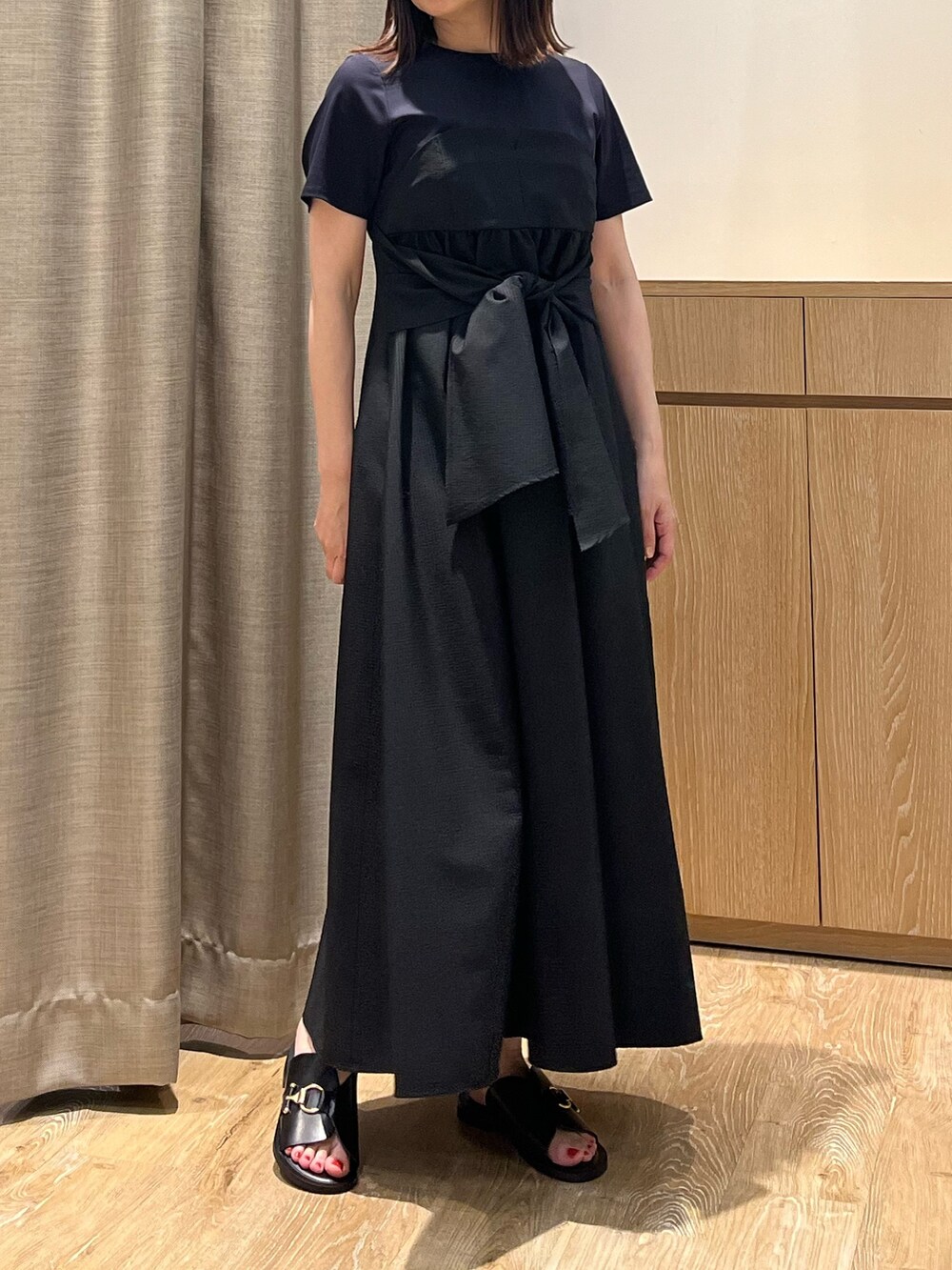 「ワンピース、ワンピーススタイル、ワンピースコーデ、ビスチェ風、リボン、夏コーデ、サンダル、休日スタイル、オトナカジュアル、オトナ女子、大人コーデ、大人カジュアルコーデ、大人かわいい、オトナカワイイ、黒」｜「NOLLEY’Sのビスチェ風コンビワンピース（ワンピース、ブルー系）」を使った、ITOさん（レディース・156cm）の夏コーディネートの7枚目の写真