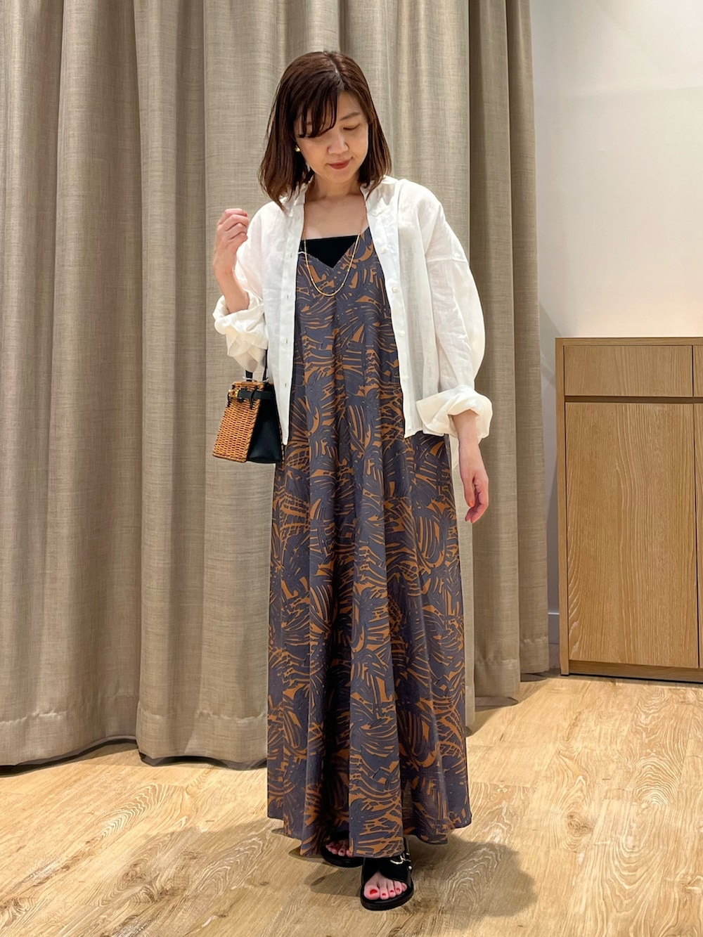 「ワンピース、春夏コーデ、大人コーデ、ワンピーススタイル、大人女子、ロングワンピース、ボタニカル柄、リネンシャツ、サンダル、かごバッグ、休日スタイル、お出かけコーデ、オトナ女子、オトナカワイイ、おとなコーデ」｜「NOLLEY’SのボタニカルPrintキャミワンピース（ワンピース、ブラウン系）」を使った、ITOさん（レディース・156cm）の春コーディネートの2枚目の写真
