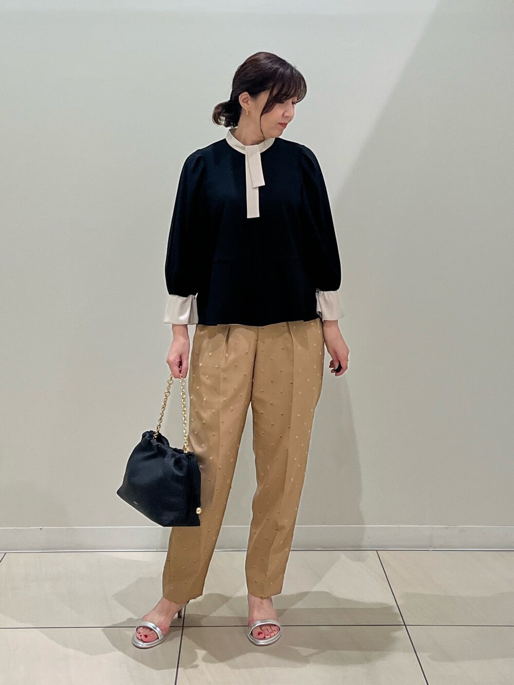 「お出かけコーデ、秋服準備はじめました、ブラック、ブラウス、ボウタイブラウス、ドットパンツ、ジャガード、秋コーデ、秋のコーデ、サンダル、お仕事コーデ、お仕事、キレイめ、きれいめコーディネート、秋色」｜「NOLLEY’Sのストレッチジョーゼット配色ボウタイ風ブラウス（シャツ/ブラウス、ブラック系）」を使った、ITOさん（レディース・156cm）の夏コーディネートの3枚目の写真