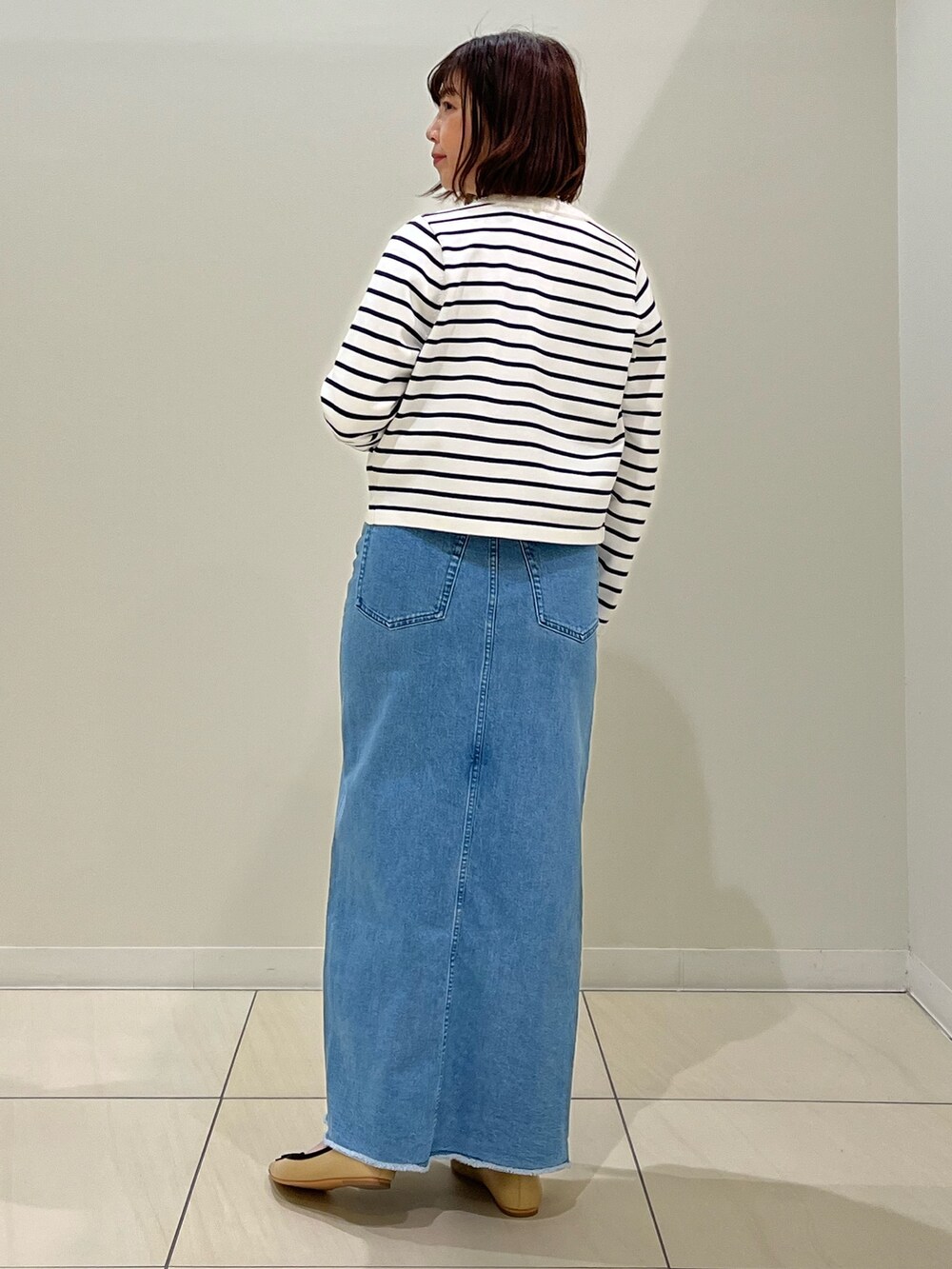 「デニムスカート、カーディガン、ニットジャケット、ボーダー、ボーダートップス、ロゴT、バレエシューズ、カジュアルコーデ、大人カジュアル、オトナ女子、オトナカワイイ、お出かけコーデ、春コーデ、休日スタイル、シンプルコーデ」｜「Rie Millerのスリットロングデニムスカート（デニムスカート、ブルー系）」を使った、ITOさん（レディース・156cm）の冬コーディネートの4枚目の写真