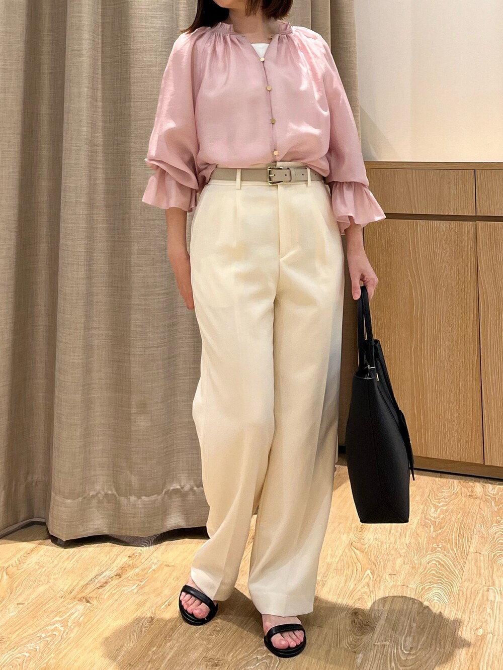 「ブラウス、春服コーデ、パンツスタイル、シンプルスタイル、オトナカジュアル、大人コーデ、大人かわいい、オフィスカジュアル、ワイドパンツ、ピンク、ブラウスコーデ、お仕事コーデ、キレイめ、甘め、シアートップス」｜「NOLLEY’Sの《手洗い可能》愛され サテン×ベア天2WAYタンクトップ（タンクトップ、ホワイト系）」を使った、ITOさん（レディース・156cm）の春コーディネートの6枚目の写真