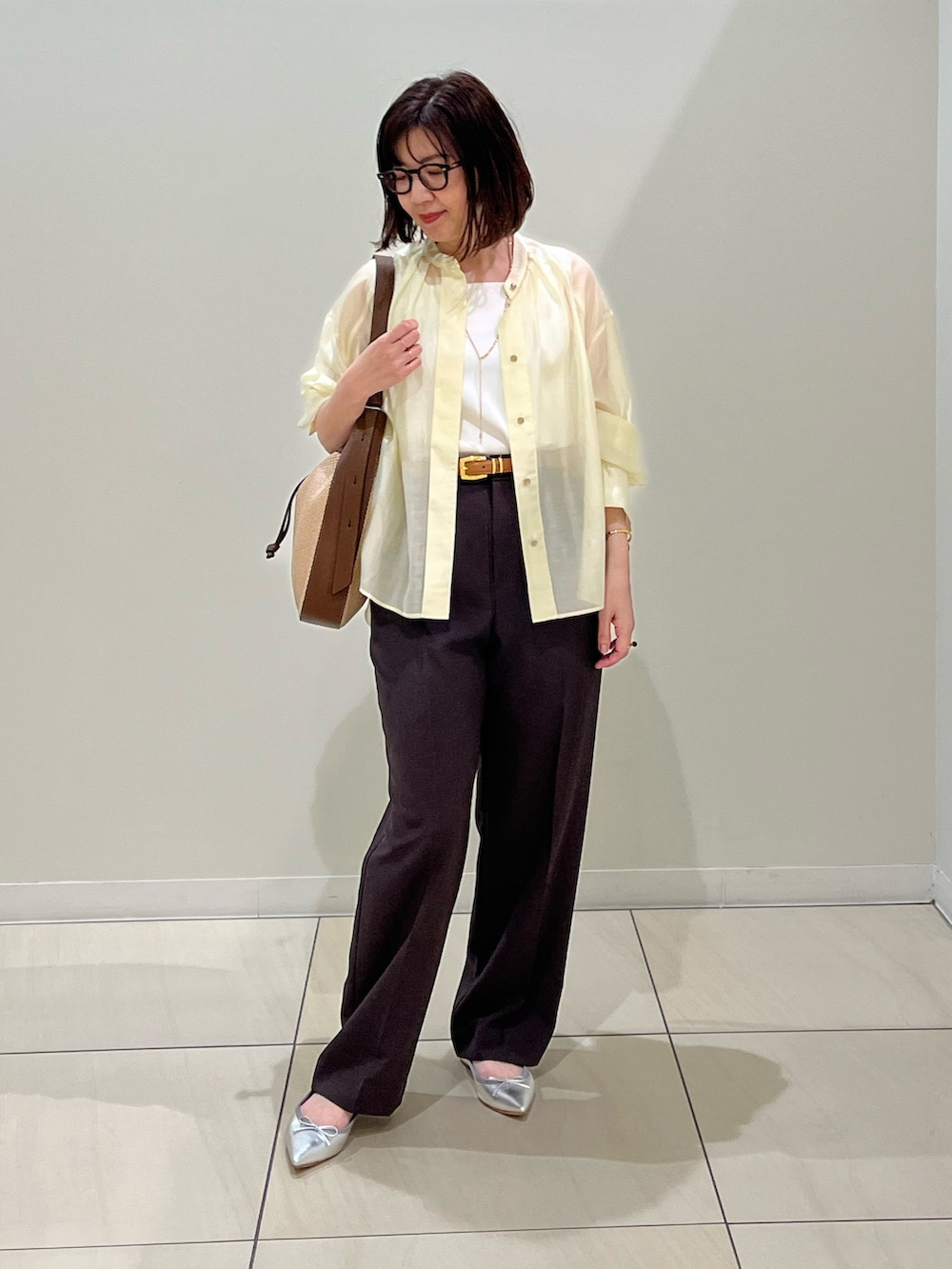 「ショルダーバッグ、春色、シアートップス、シアーシャツ、シア―ブラウス、ブラウンパンツ、ブラウンコーデ、イエロー、イエローコーデ、初夏、初夏コーデ、初夏のお出掛けコーデ、初夏スタイル、初夏のお出かけコーデ、シンプルコーデ」|「NOLLEY’Sのバンドカラーシアーブラウス(シャツ/ブラウス、イエロー系)」を使った、ITOさん(レディース・156cm)の春コーディネートの7枚目の写真