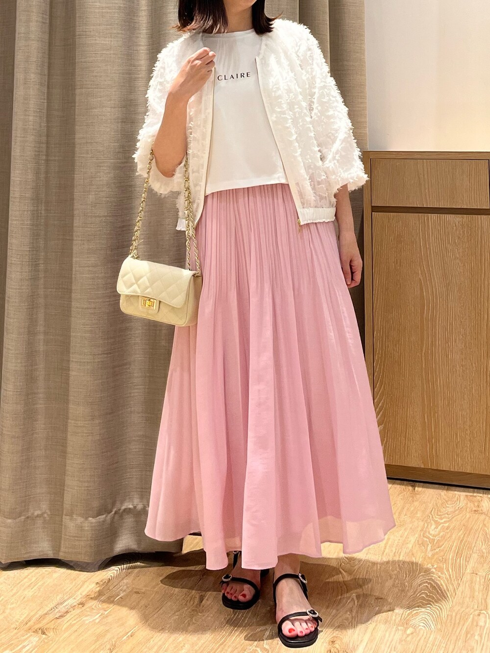 「ジャガード、ブルゾン、羽織り、ロゴT、スカート、甘めコーデ、キルティングバッグ、夏コーデ、レイヤードスタイル、お出かけコーデ、大人コーデ、大人かわいい、ブルベ夏、ホワイト、シンプルコーデ」｜「NOLLEY’Sのカットジャガードブルゾン（ブルゾン、ホワイト系）」を使った、ITOさん（レディース・156cm）の夏コーディネートの2枚目の写真