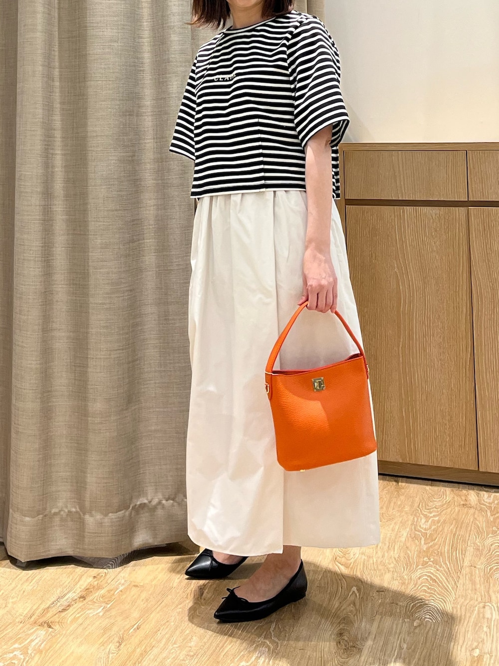 「ブルゾン、初夏コーデ、Tシャツ、Tシャツコーデ、スカート、スカートスタイル、スカートコーデ、バレエシューズ、おでかけコーデ、オトナカジュアル、大人女子、ボーダー、春夏コーデ、休日スタイル、オトナカワイイ」｜「NOLLEY’Sのシアータフタ袖口フリルブルゾン（ブルゾン、ブラック系）」を使った、ITOさん（レディース・156cm）の春コーディネートの7枚目の写真