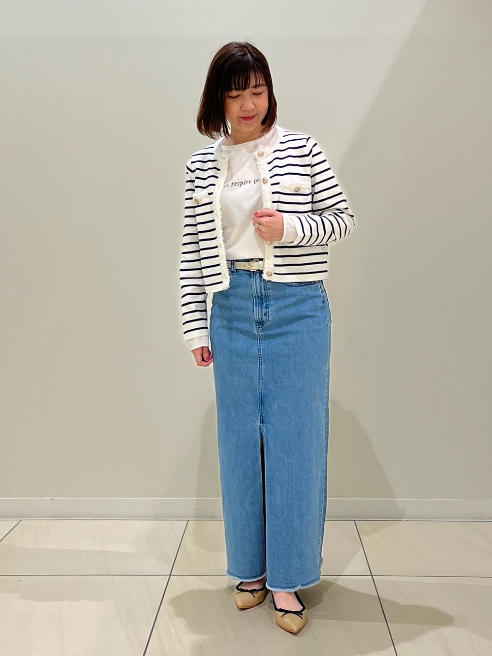 「デニムスカート、カーディガン、ニットジャケット、ボーダー、ボーダートップス、ロゴT、バレエシューズ、カジュアルコーデ、大人カジュアル、オトナ女子、オトナカワイイ、お出かけコーデ、春コーデ、休日スタイル、シンプルコーデ」｜「Rie Millerのスリットロングデニムスカート（デニムスカート、ブルー系）」を使った、ITOさん（レディース・156cm）の冬コーディネートの2枚目の写真