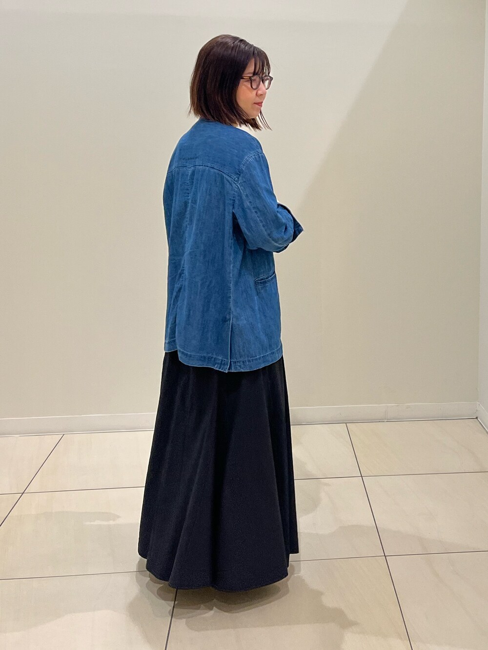 「大人カジュアル、デニムシャツ、デニムジャケット、リネンストール、ロングスカート、お出かけコーデ、シアートップス、今日のコーデ、大人女子、春服、着回しコーデ、おでかけコーデ、低身長女子、おしゃれさんと繋がりたい、大人可愛い」｜「NOLLEY’Sのリネンガーゼプリントストール（ストール/ショール、ブルー系）」を使った、ITOさん（レディース・156cm）の春コーディネートの9枚目の写真