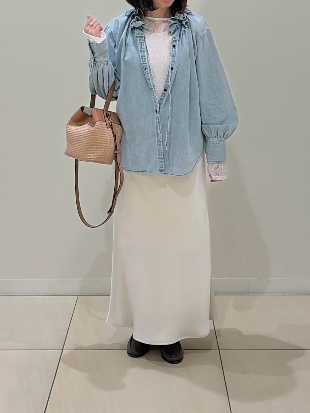 ホワイト系のTシャツ/カットソー、ブルー系のシャツ/ブラウス、ホワイト系のスカートを着用したレディースの春コーディネートの7枚目の写真