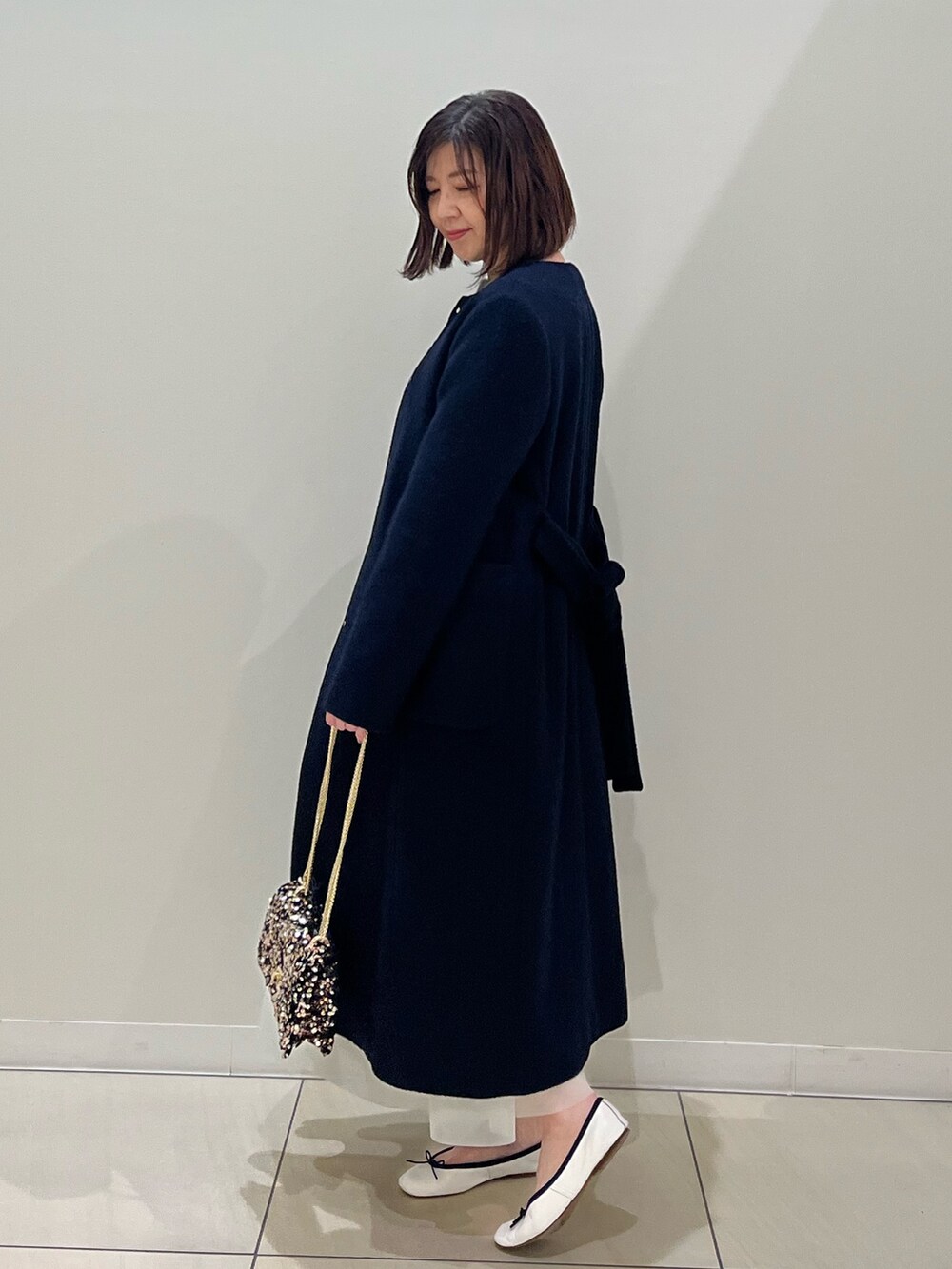 「冬アウター、コート、コートスタイル、コートコーデ、ロングコート、スカート、スカートスタイル、スカートコーデ、お出かけコーデ、きれいめコーデ、ニット、冬コーデ、クリスマスに着たい服、ニットコーデ、お洒落さんとつながりたい」｜「NOLLEY’Sのウォッシャブルシアーダンボールタックスカート（スカート、ホワイト系）」を使った、ITOさん（レディース・156cm）の冬コーディネートの6枚目の写真
