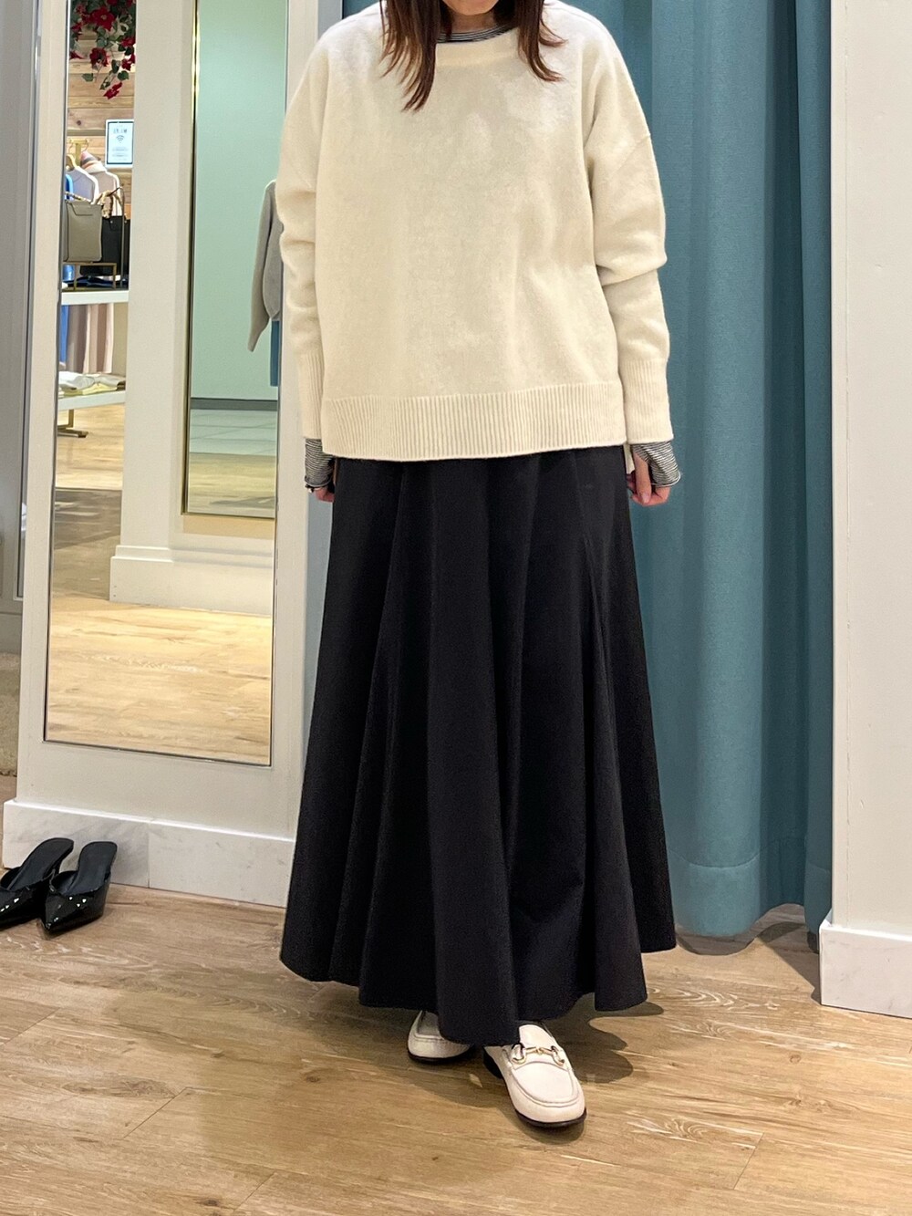 「大人カジュアル、お出かけコーデ、冬のコーデ、レイヤードスタイル、ニットコーデ、大人コーデ、休日コーデ、シンプルコーデ、大人女子、スカートスタイル、ロングスカート、ニット、重ね着、ボーダートップス、ホワイトコーデ」｜「NOLLEY’Sのウールカシミヤボートネックプルオーバーニット（ニット/セーター、ホワイト系）」を使った、ITOさん（レディース・156cm）の冬コーディネートの7枚目の写真