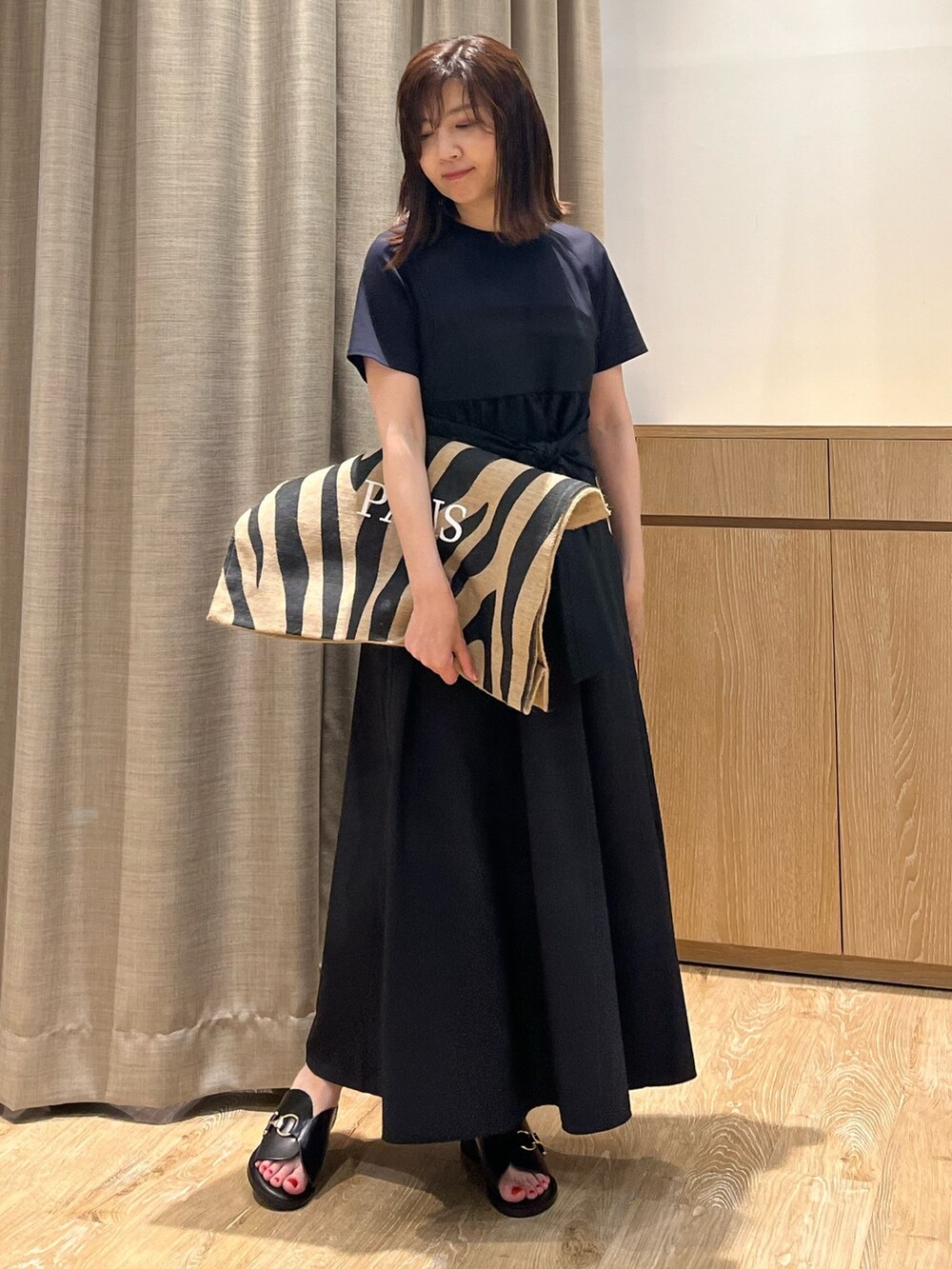 「ワンピース、ワンピーススタイル、ワンピースコーデ、ビスチェ風、リボン、夏コーデ、サンダル、休日スタイル、オトナカジュアル、オトナ女子、大人コーデ、大人カジュアルコーデ、大人かわいい、オトナカワイイ、黒」｜「NOLLEY’Sのビスチェ風コンビワンピース（ワンピース、ブルー系）」を使った、ITOさん（レディース・156cm）の夏コーディネートの3枚目の写真