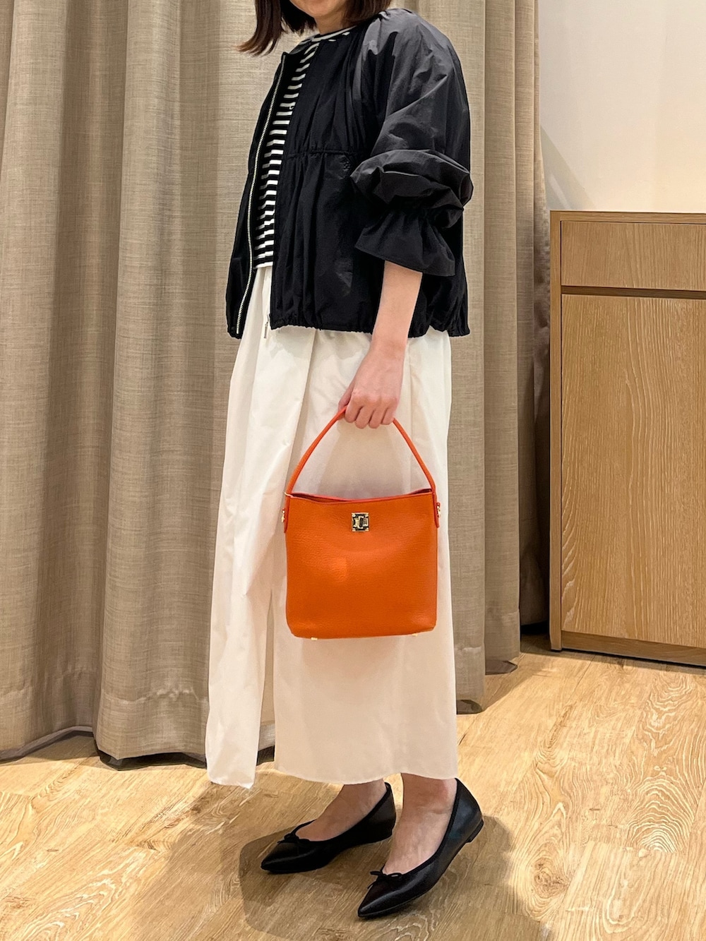 「ブルゾン、初夏コーデ、Tシャツ、Tシャツコーデ、スカート、スカートスタイル、スカートコーデ、バレエシューズ、おでかけコーデ、オトナカジュアル、大人女子、ボーダー、春夏コーデ、休日スタイル、オトナカワイイ」｜「NOLLEY’Sのシアータフタ袖口フリルブルゾン（ブルゾン、ブラック系）」を使った、ITOさん（レディース・156cm）の春コーディネートの3枚目の写真