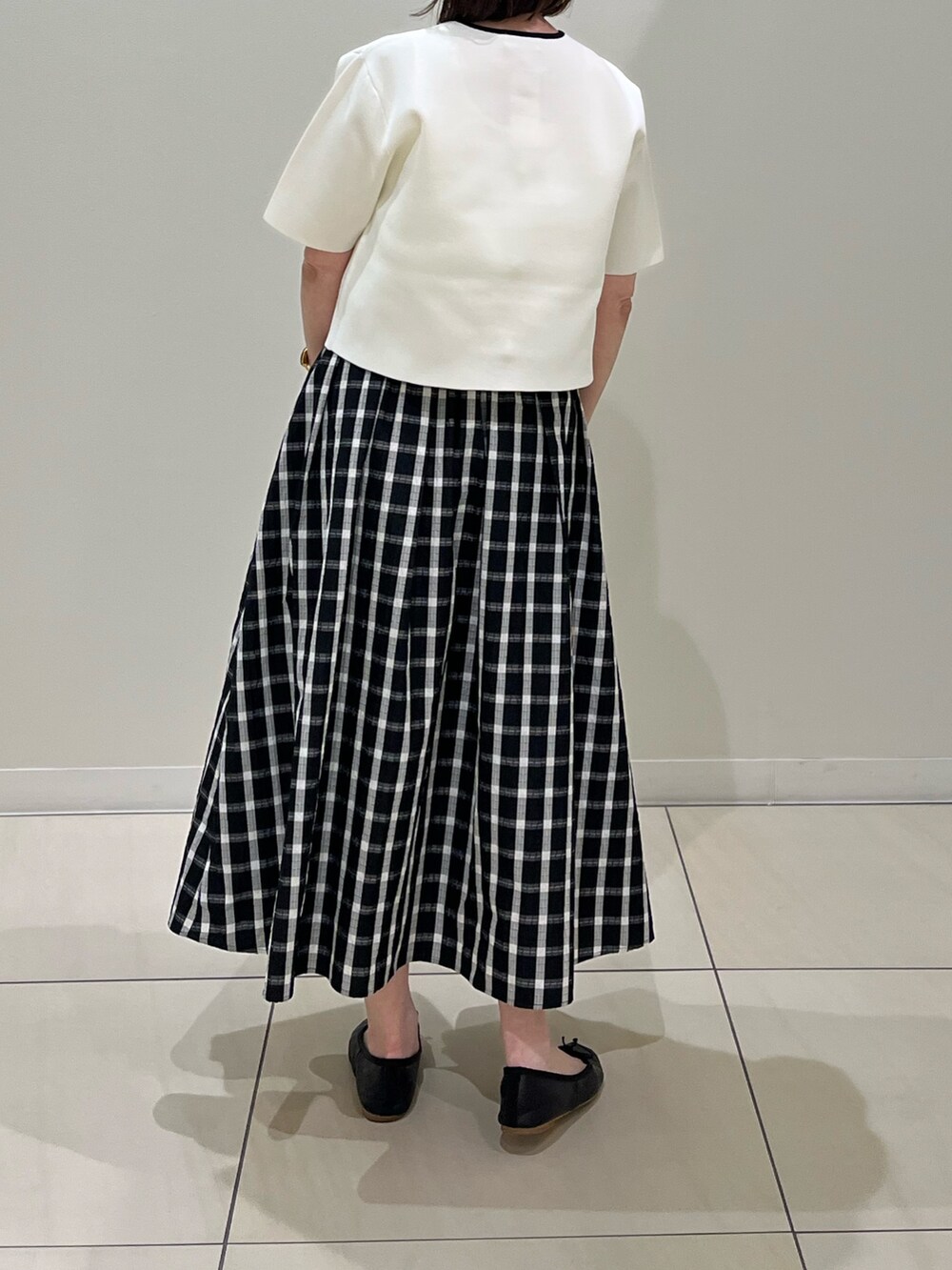 「チェック、春、大人ファッション、オトナ女子、キレイめコーデ、スカートスタイル、ブラック、ジャケットコーデ、ジャケットスタイル、ジャケット、スカート、スカートコーデ、オトナカワイイ、オトナガーリー、おとなコーデ」｜「NOLLEY’Sの《セットアップ対応》《手洗い可能》ミラノリブ半袖ジャケット（ノーカラージャケット、ホワイト系）」を使った、ITOさん（レディース・156cm）の春コーディネートの8枚目の写真